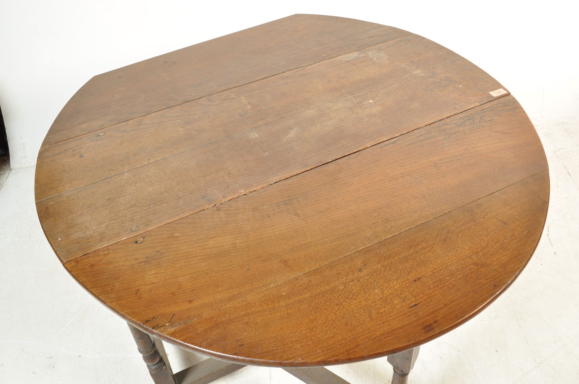 1930S OAK OVAL GATE LEG TABLE. - Bild 4 aus 6