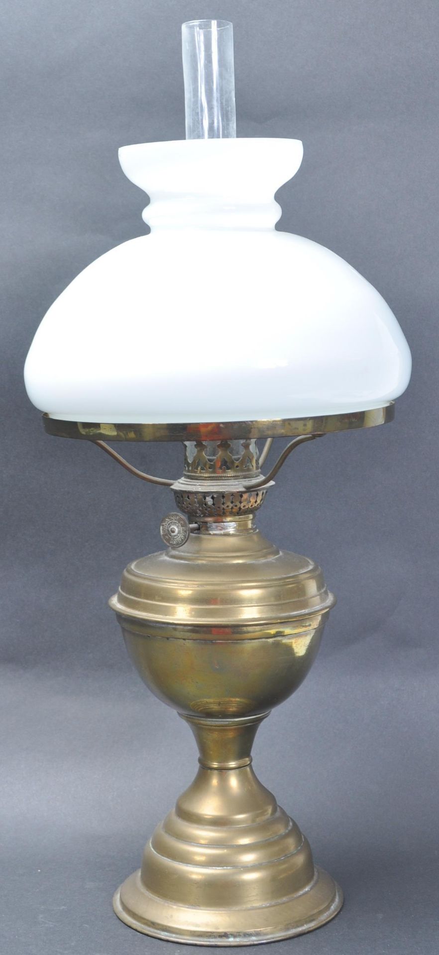 VICTORIAN 19TH CENTURY BRASS OIL LAMP WITH MILK GLASS WHITE SHADE.