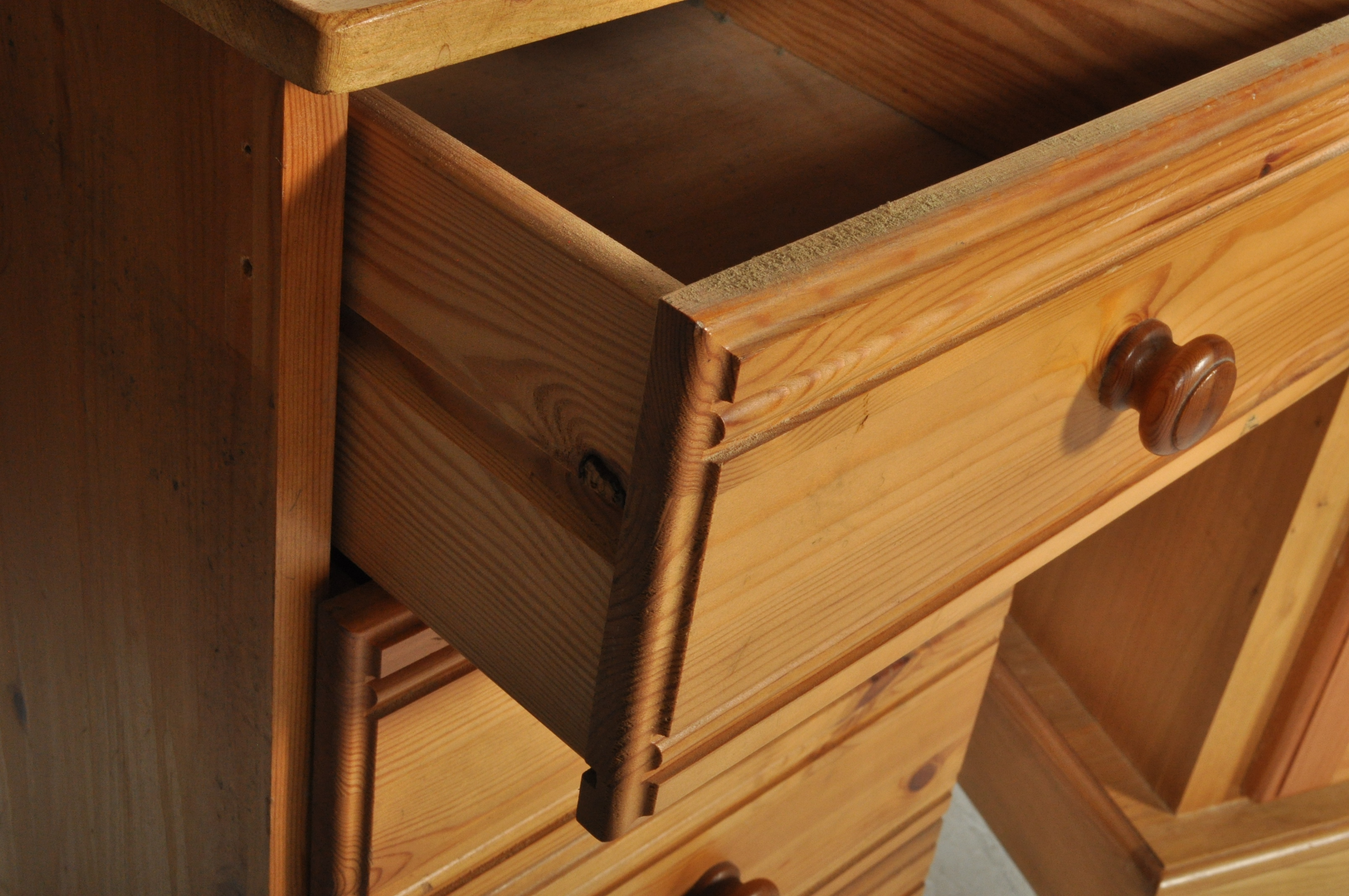A COUNTRY PINE VICTORIAN STYLE BEDSIDE CHEST AND CUPBOARD - Image 4 of 6