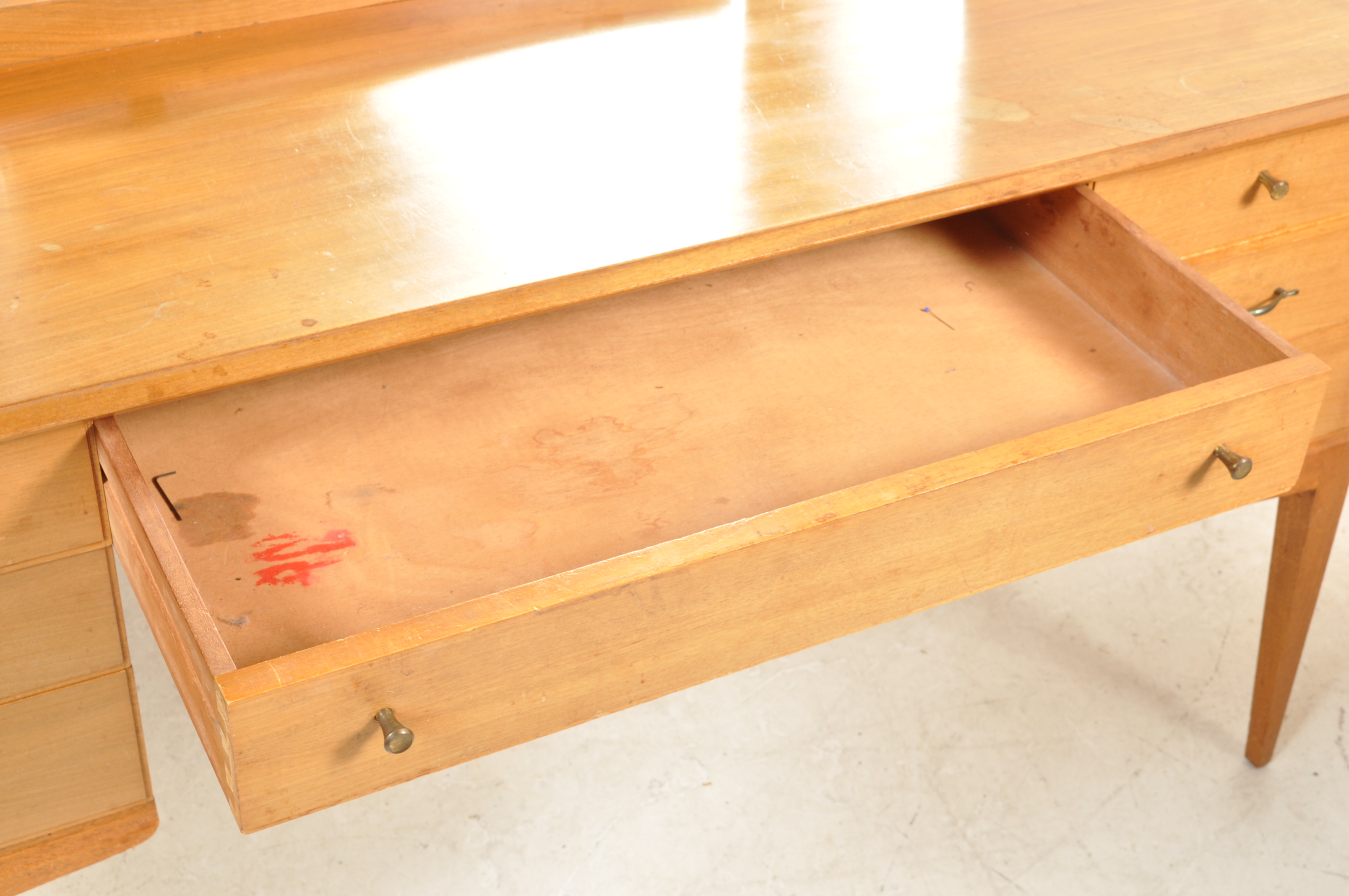 MID 20TH CENTURY ALFRED COX TEAK WOOD DRESSING TABLE - Image 6 of 9