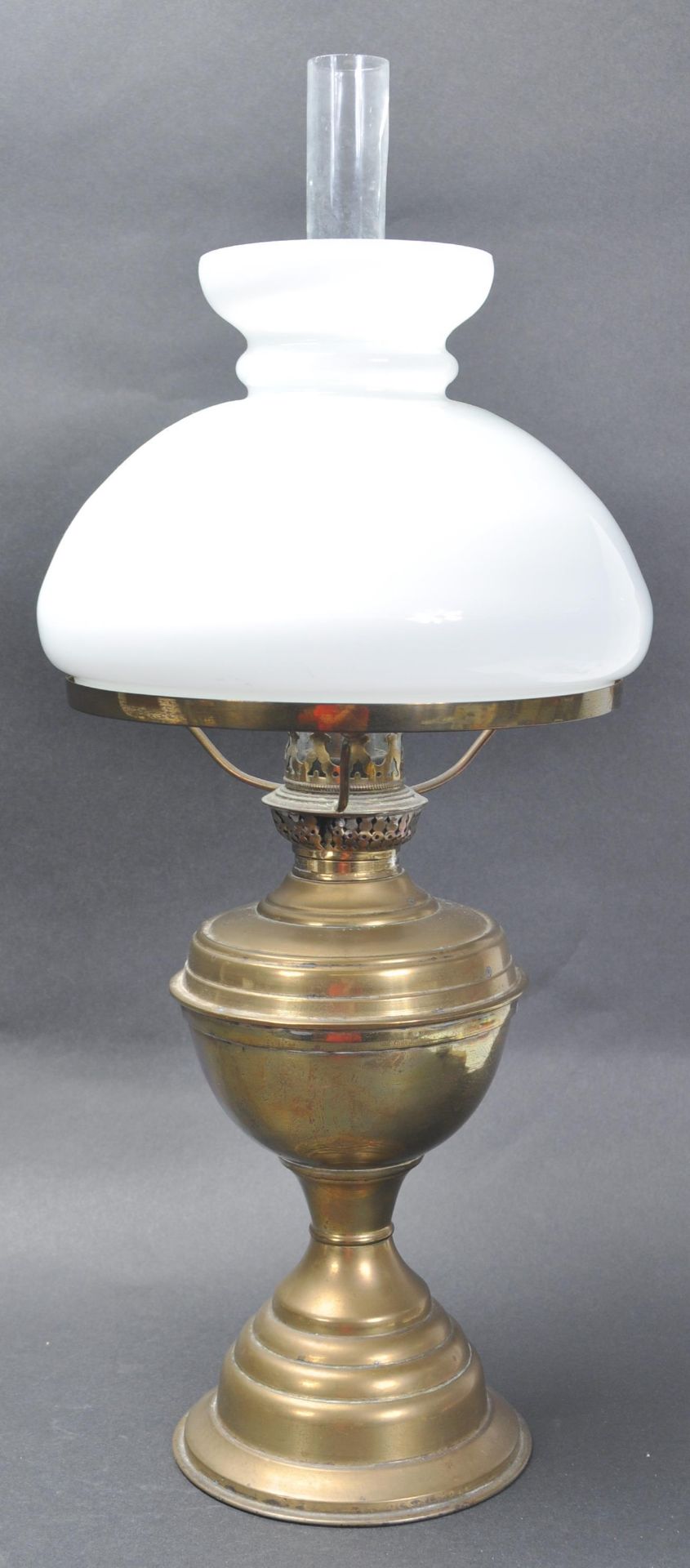 VICTORIAN 19TH CENTURY BRASS OIL LAMP WITH MILK GLASS WHITE SHADE. - Bild 3 aus 6