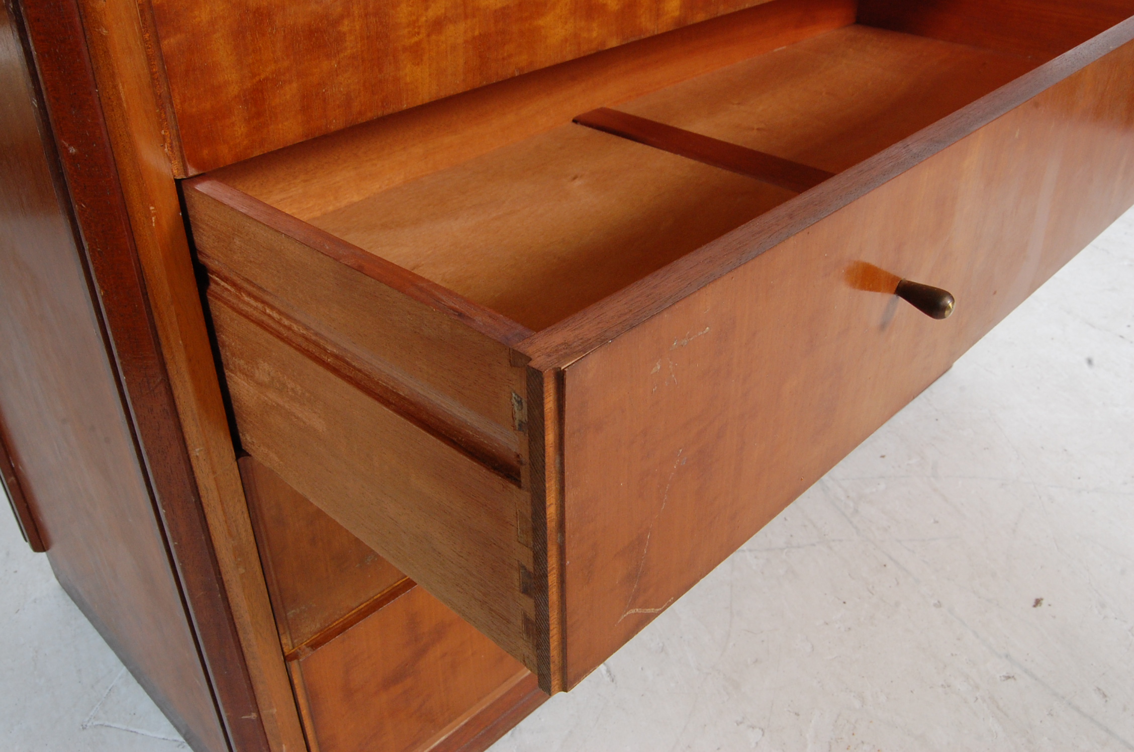 MID 20TH CENTURY WALNUT CHEST OF DRAWERS - Image 5 of 6