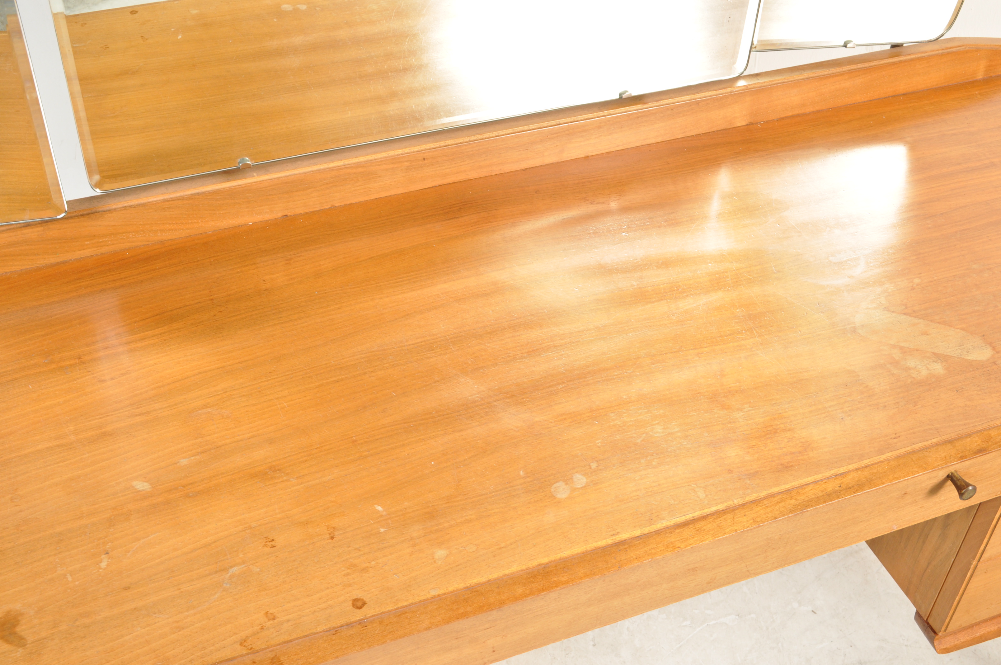 MID 20TH CENTURY ALFRED COX TEAK WOOD DRESSING TABLE - Image 5 of 9