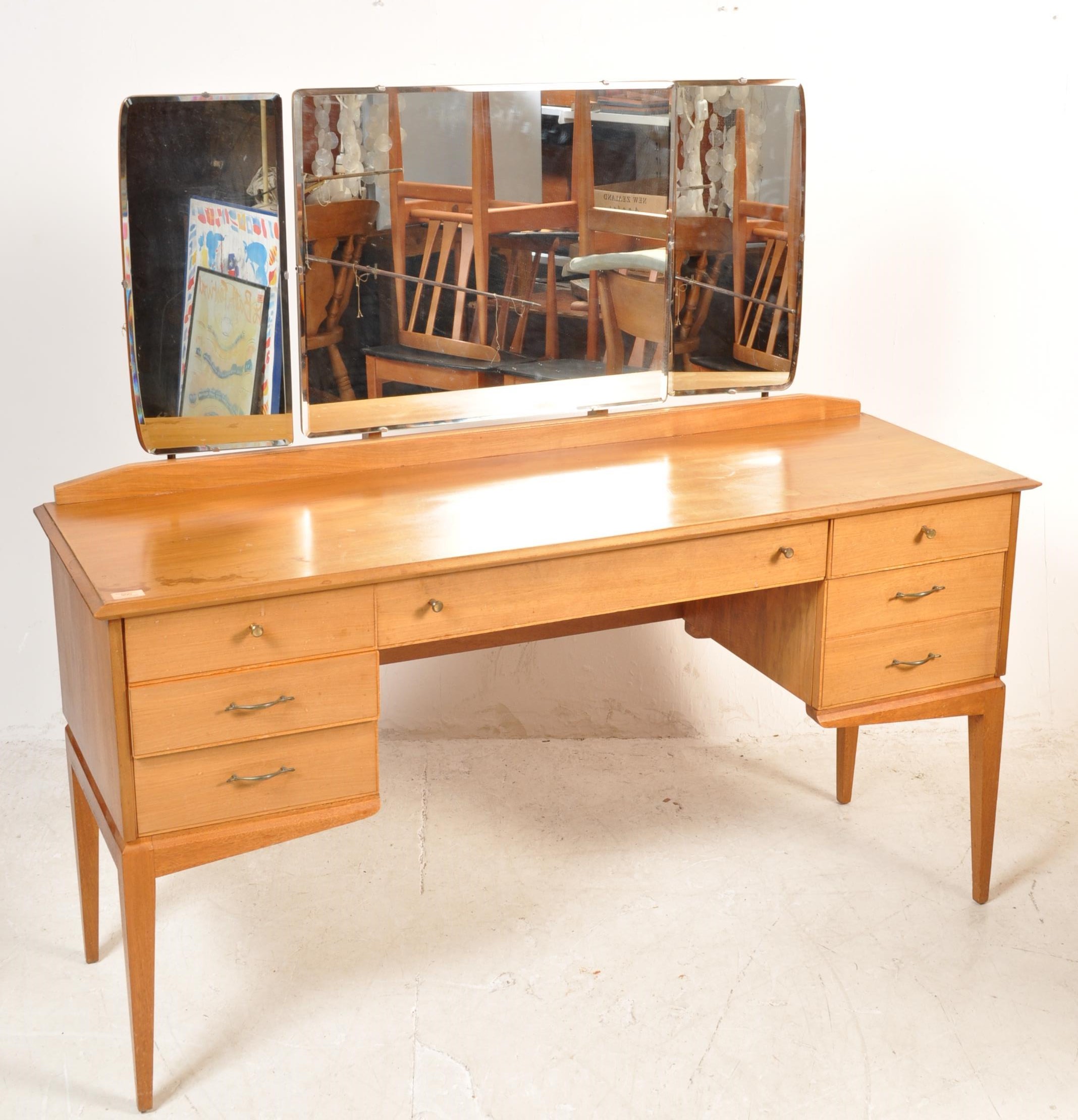 MID 20TH CENTURY ALFRED COX TEAK WOOD DRESSING TABLE - Image 3 of 9