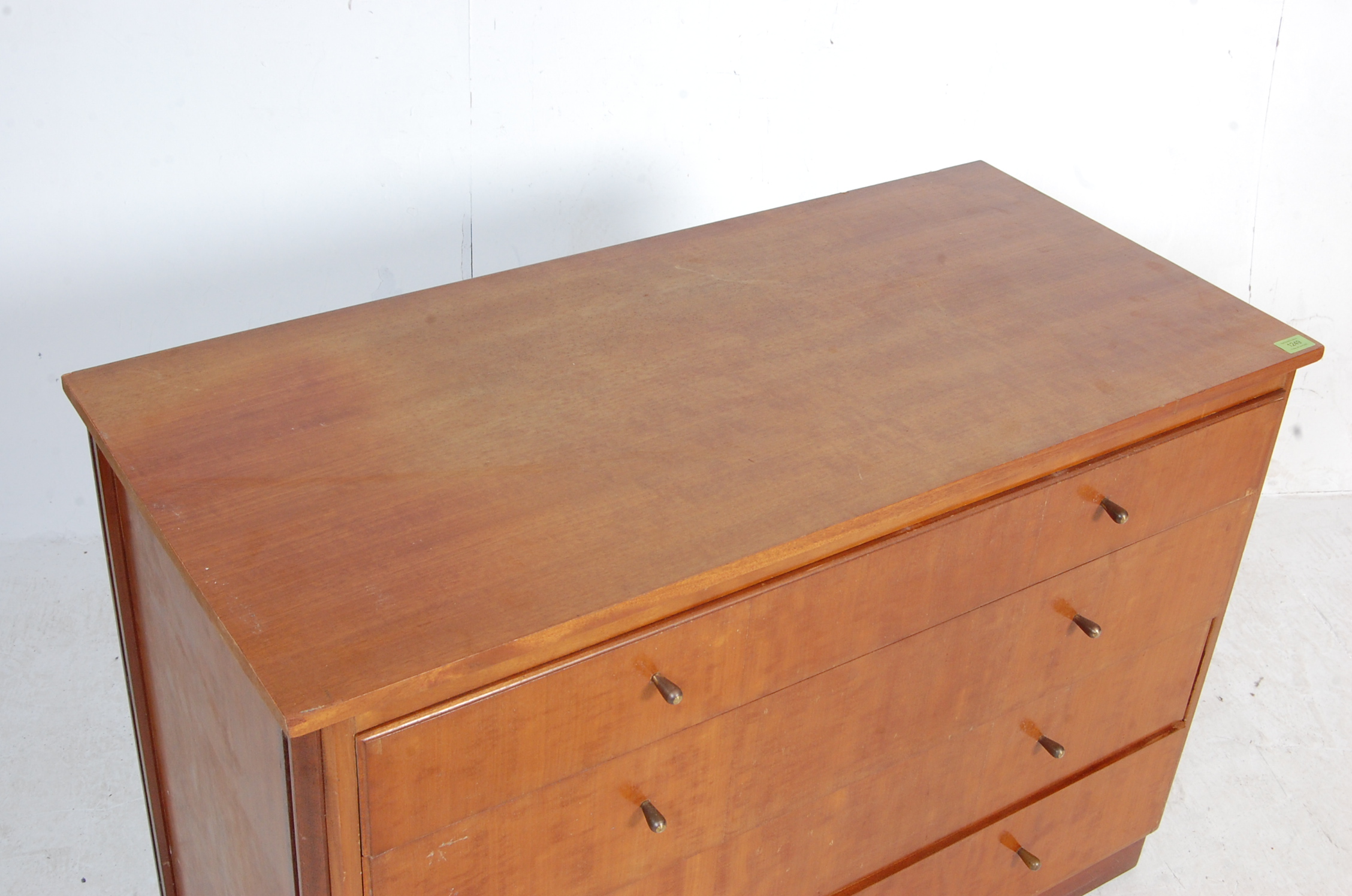 MID 20TH CENTURY WALNUT CHEST OF DRAWERS - Image 3 of 6