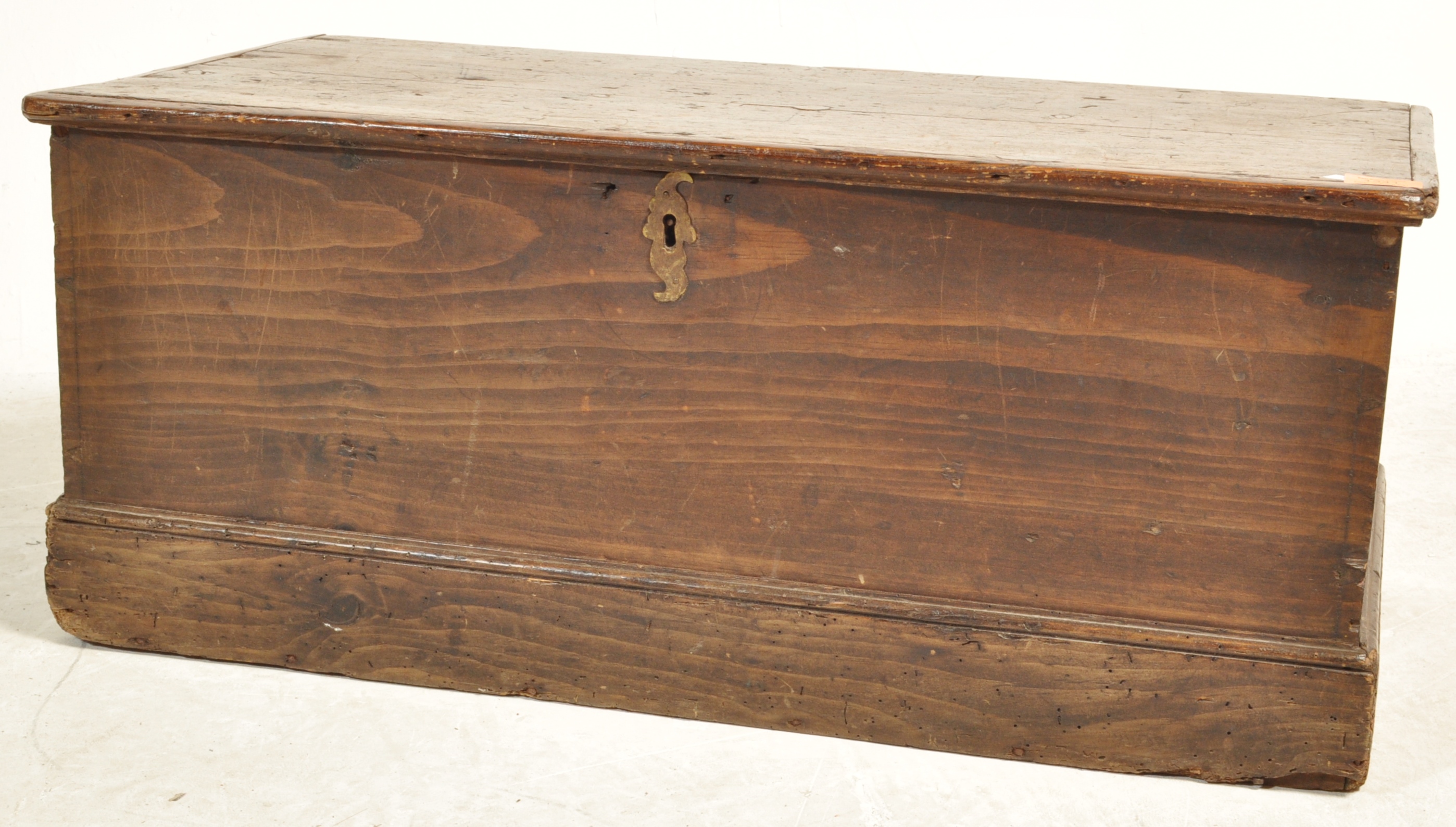 19TH CENTURY VICTORIAN OAK CHEST