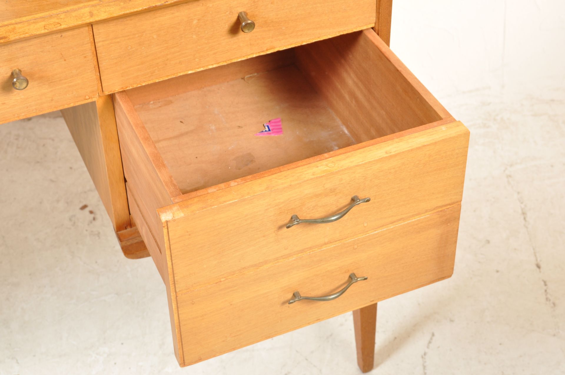MID 20TH CENTURY ALFRED COX TEAK WOOD DRESSING TABLE - Image 8 of 9