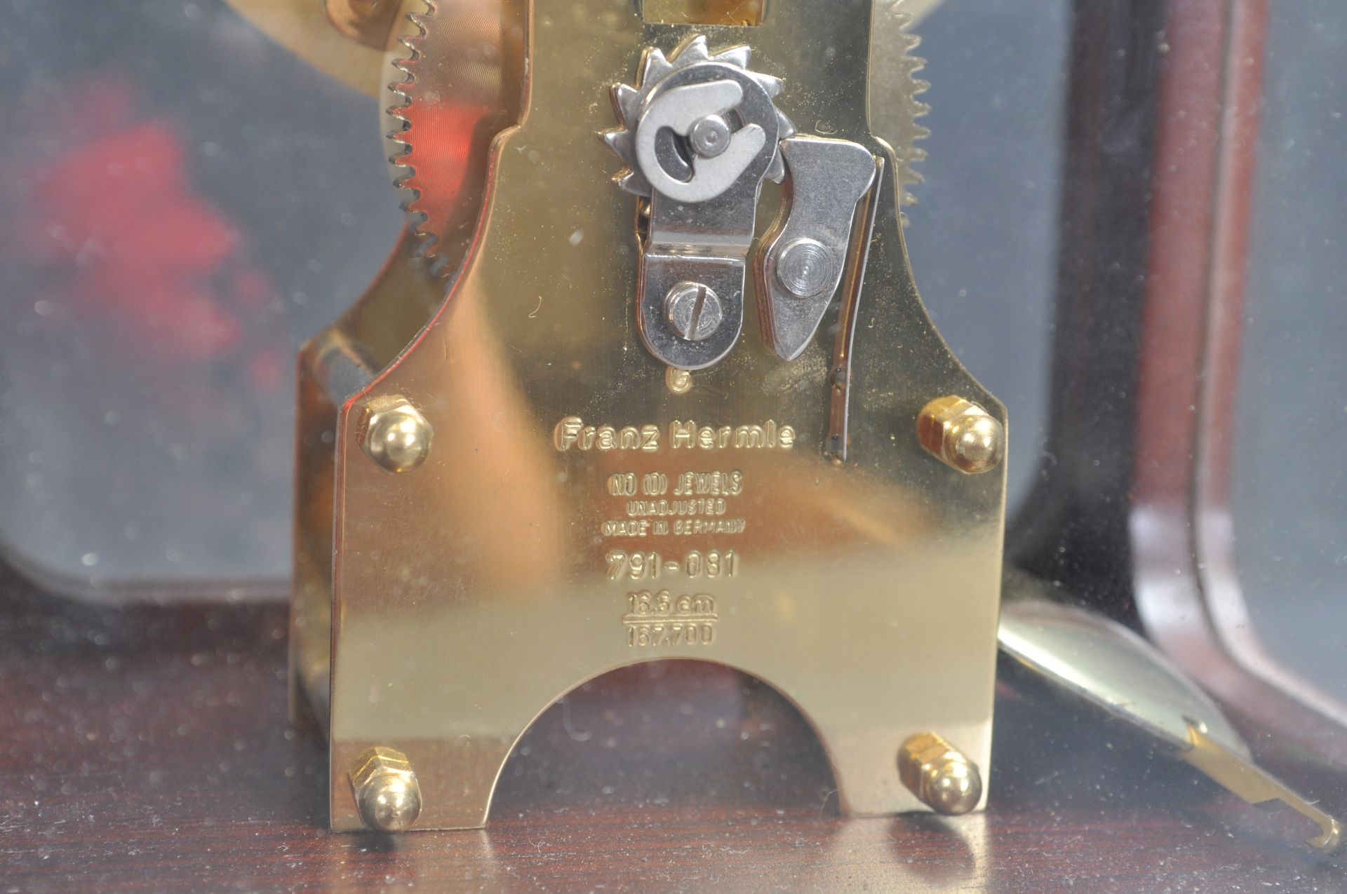 20TH CENTURY FRANZ HERMLE BRACKET MANTLE CLOCK. - Bild 6 aus 8