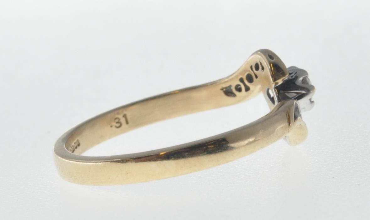 9CT GOLD AND DIAMOND CROSSOVER RING - Image 3 of 7