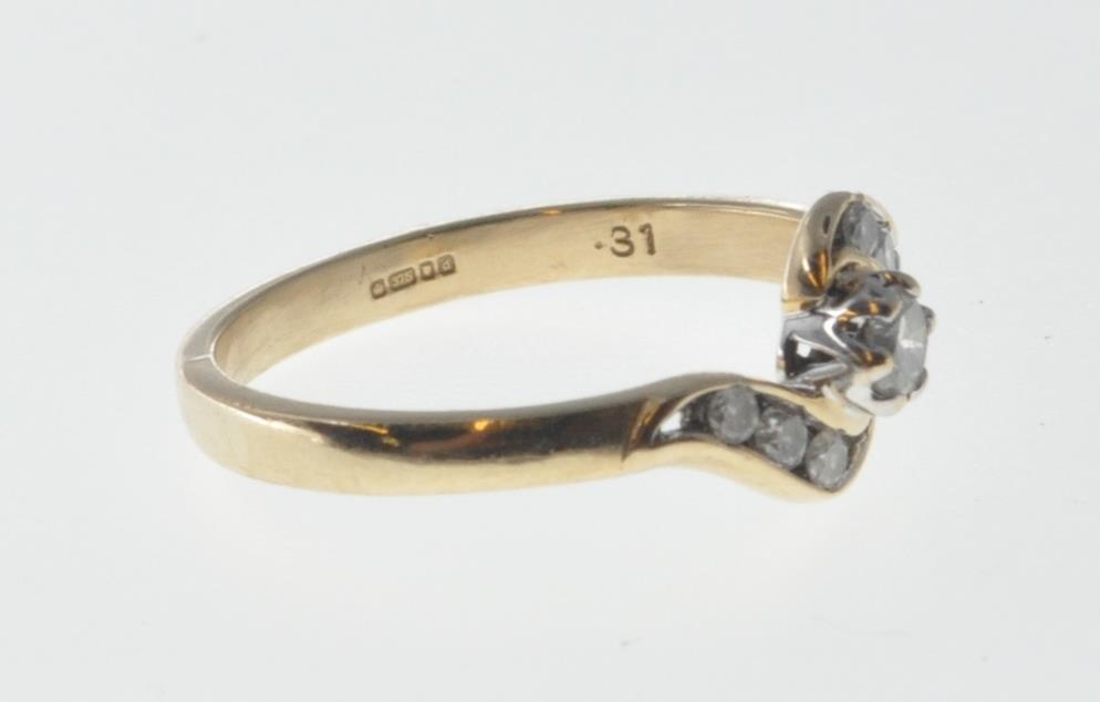 9CT GOLD AND DIAMOND CROSSOVER RING - Image 6 of 7