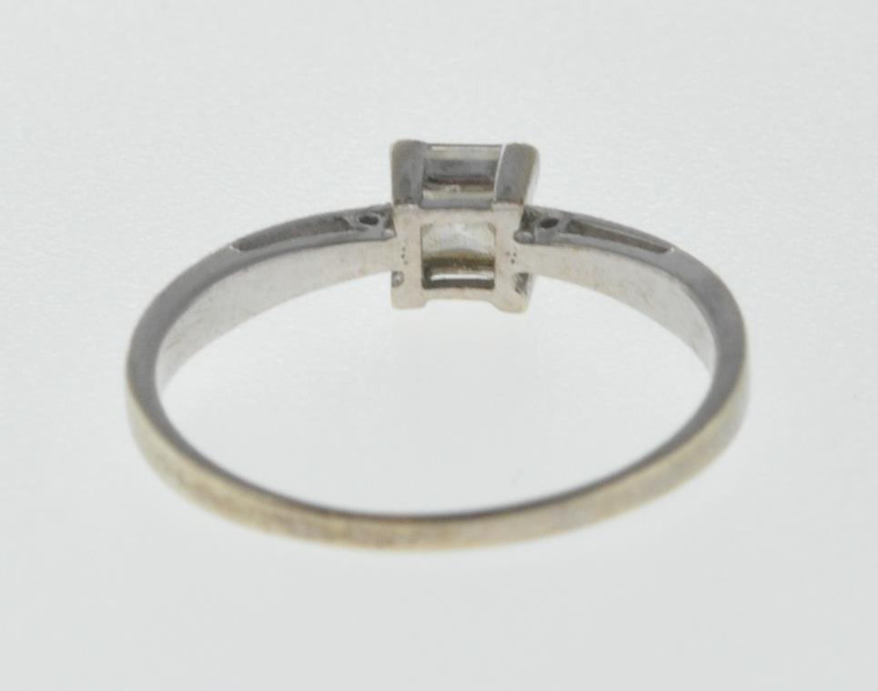9CT WHITE GOLD SOLITAIRE RING WITH SQUARE CUT WHITE STONE - Image 4 of 6