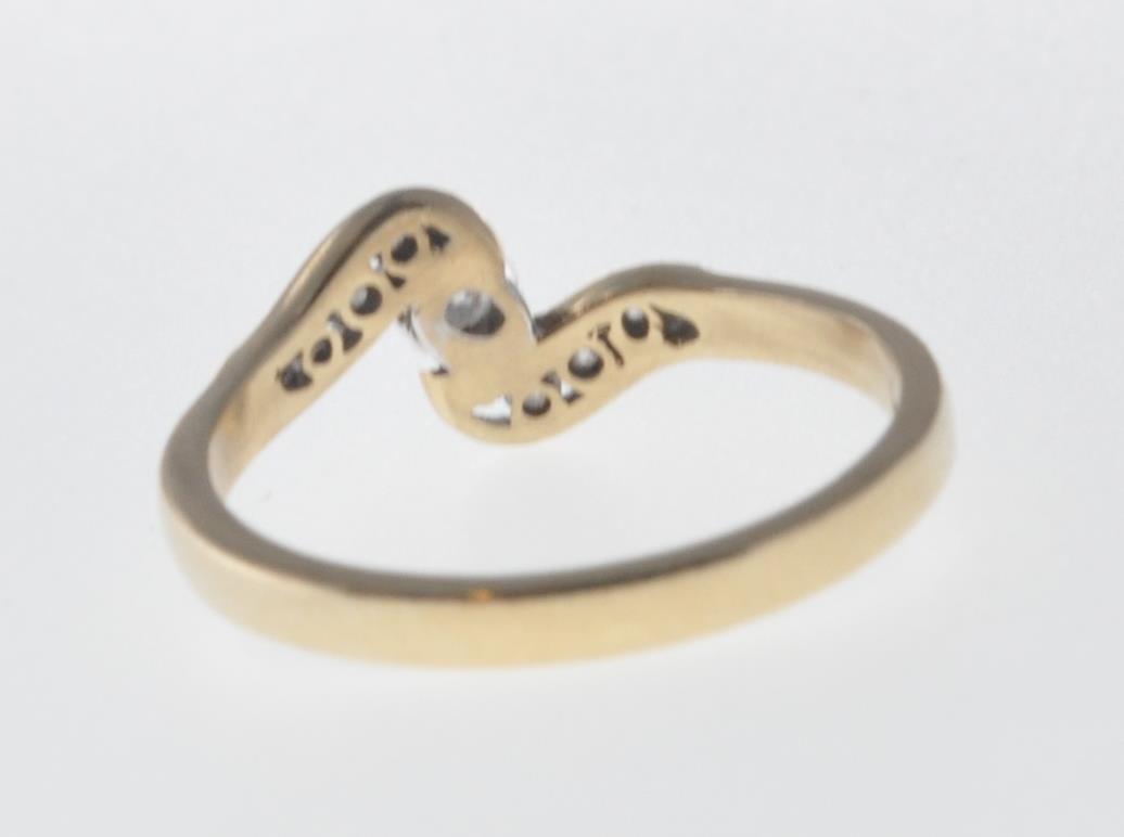 9CT GOLD AND DIAMOND CROSSOVER RING - Image 4 of 7