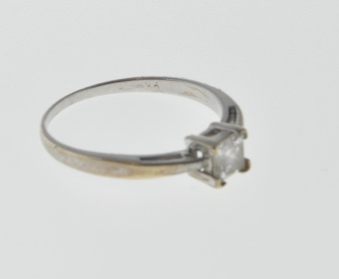 9CT WHITE GOLD SOLITAIRE RING WITH SQUARE CUT WHITE STONE - Image 3 of 6