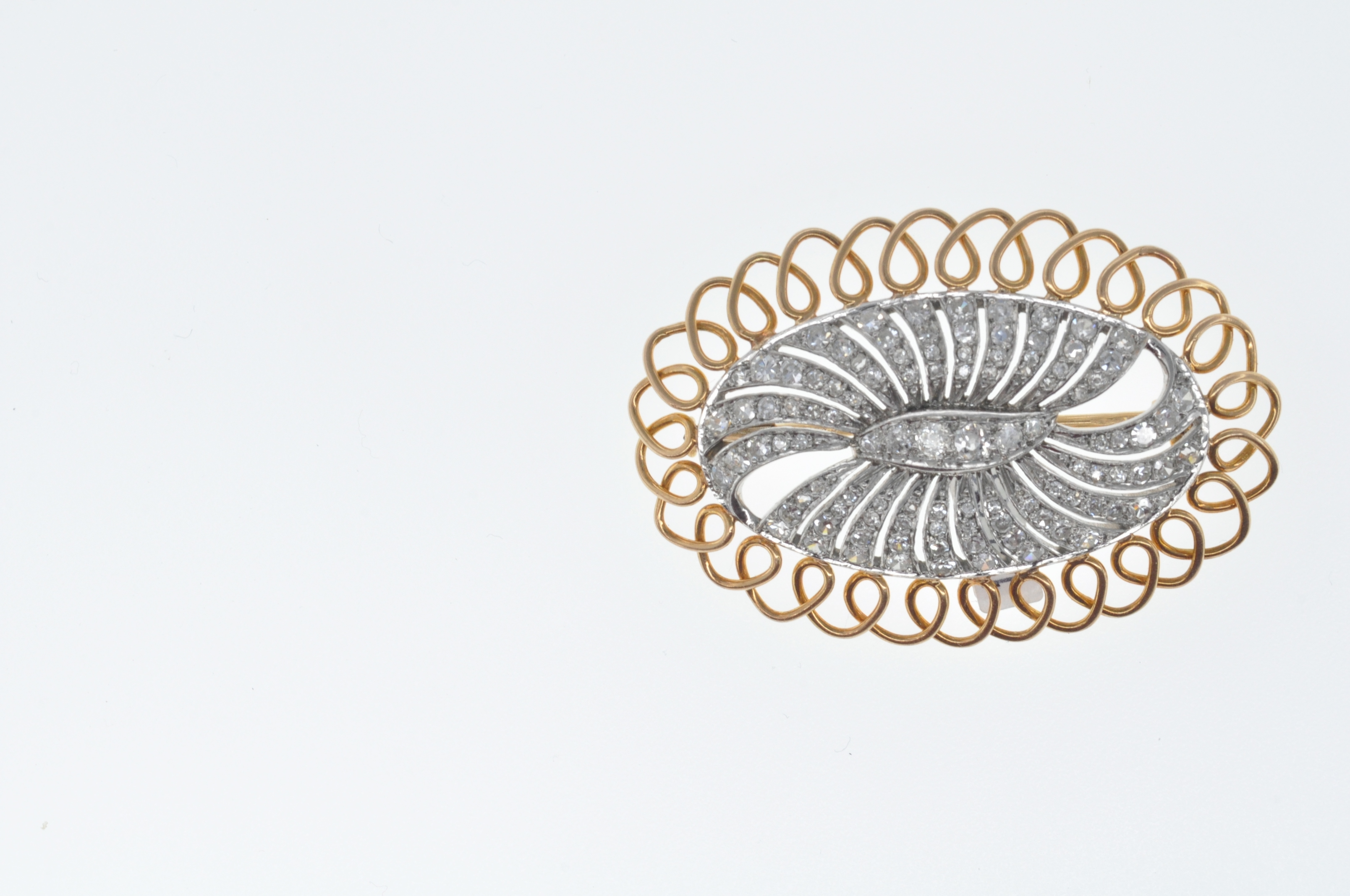 VINTAGE GOLD AND DIAMOND OVAL BROOCH - Image 4 of 6