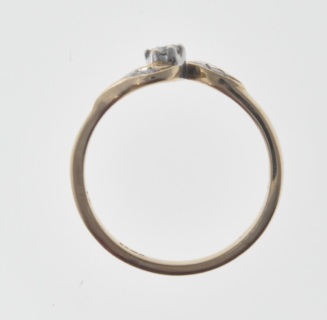 9CT GOLD AND DIAMOND CROSSOVER RING - Image 7 of 7