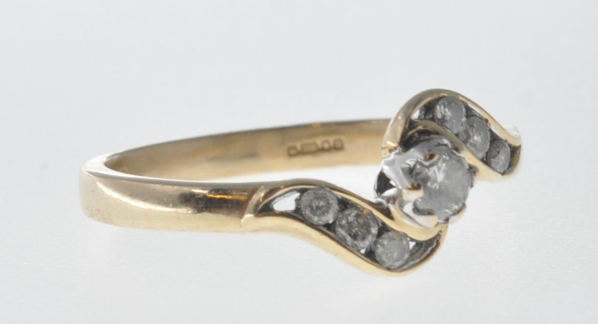 9CT GOLD AND DIAMOND CROSSOVER RING - Image 2 of 7