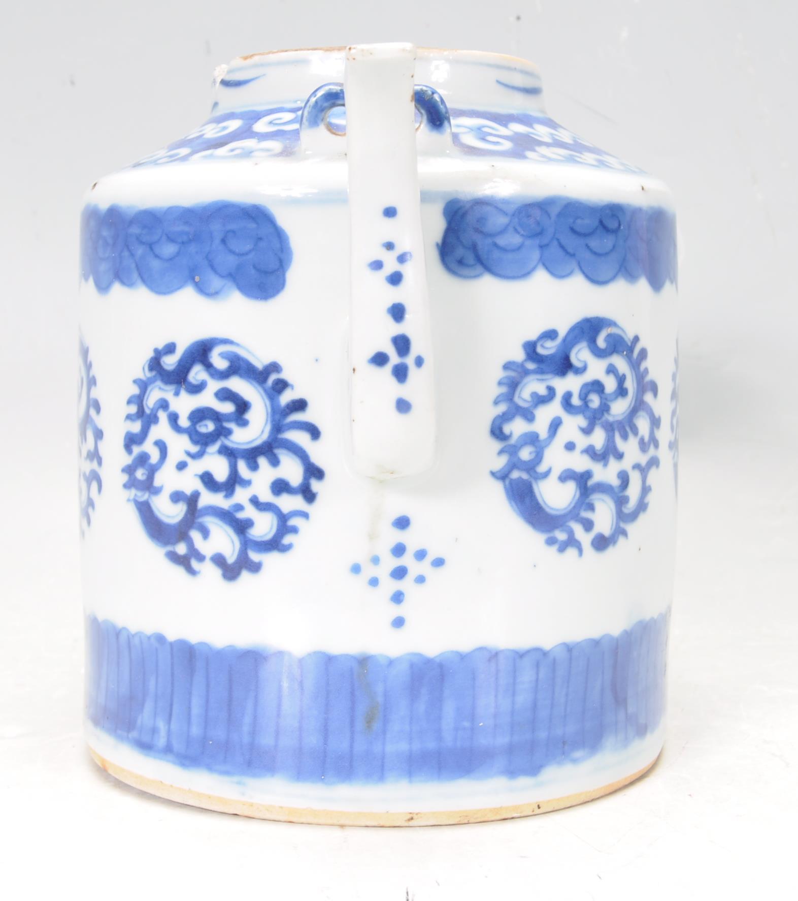 19TH CENTURY CHINESE ORIENTAL BLUE AND WHITE TEAPOT - Image 2 of 6