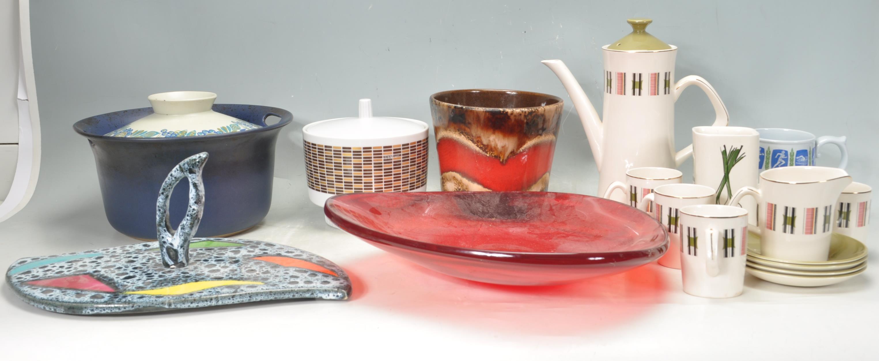 COLLECTION OF RETRO VINTAGE 20TH CENTURY CERAMICS