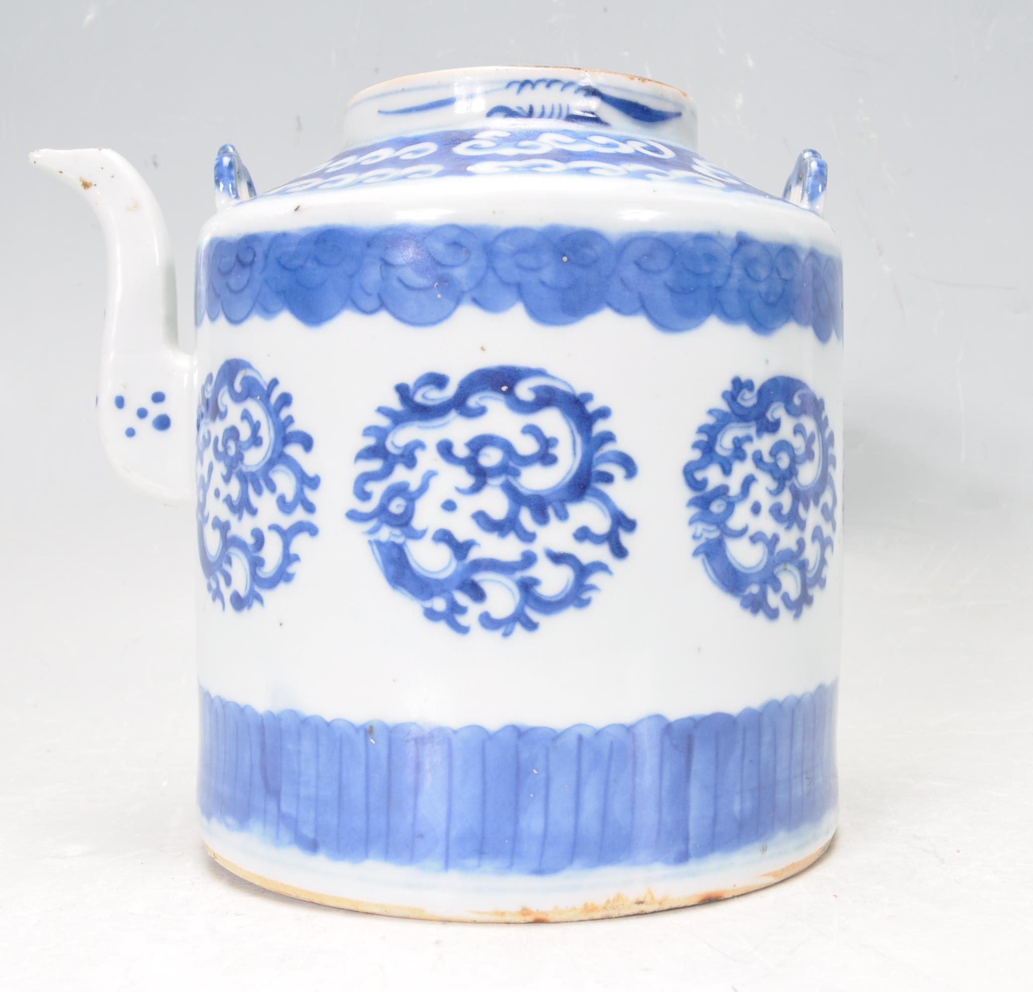 19TH CENTURY CHINESE ORIENTAL BLUE AND WHITE TEAPOT