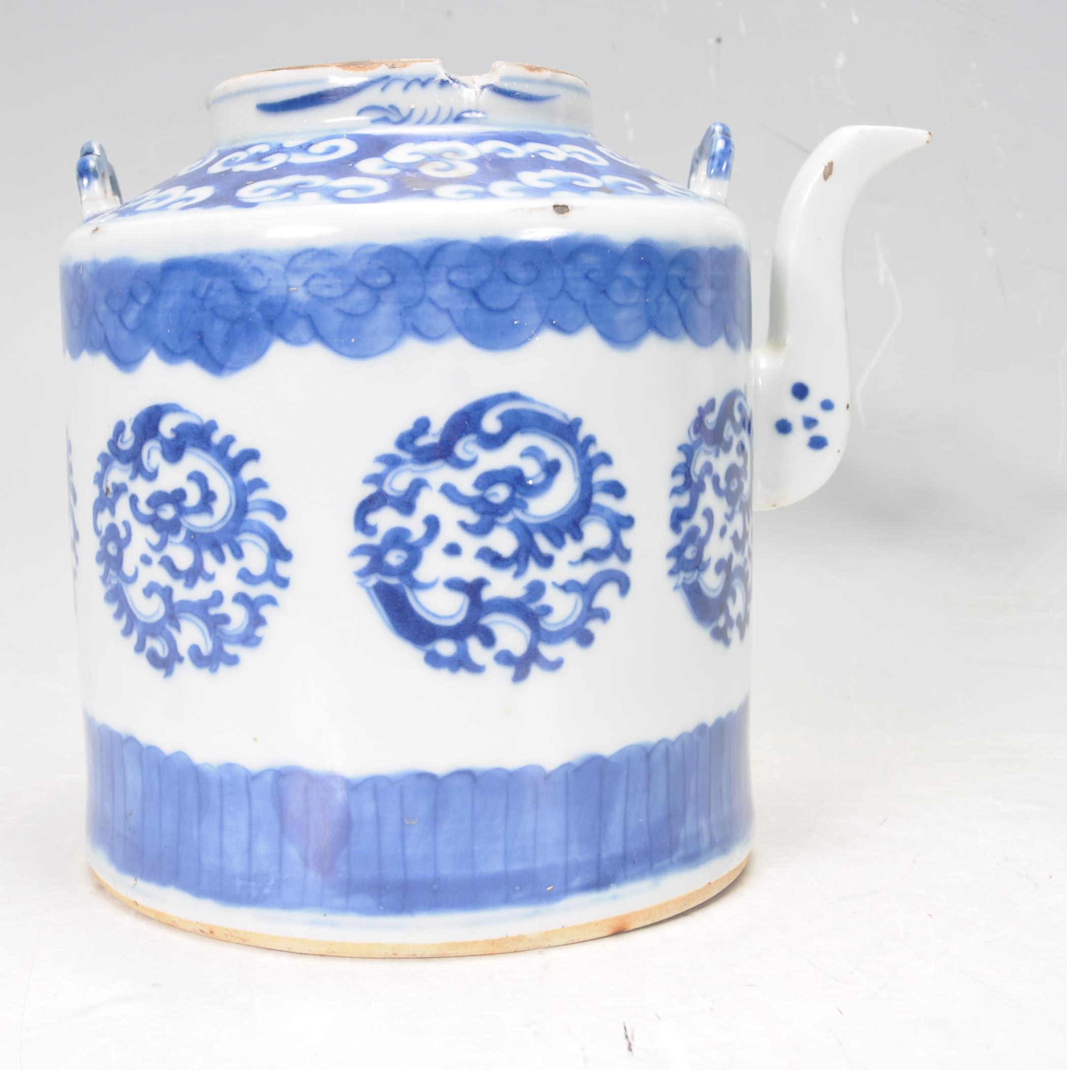 19TH CENTURY CHINESE ORIENTAL BLUE AND WHITE TEAPOT - Image 3 of 6