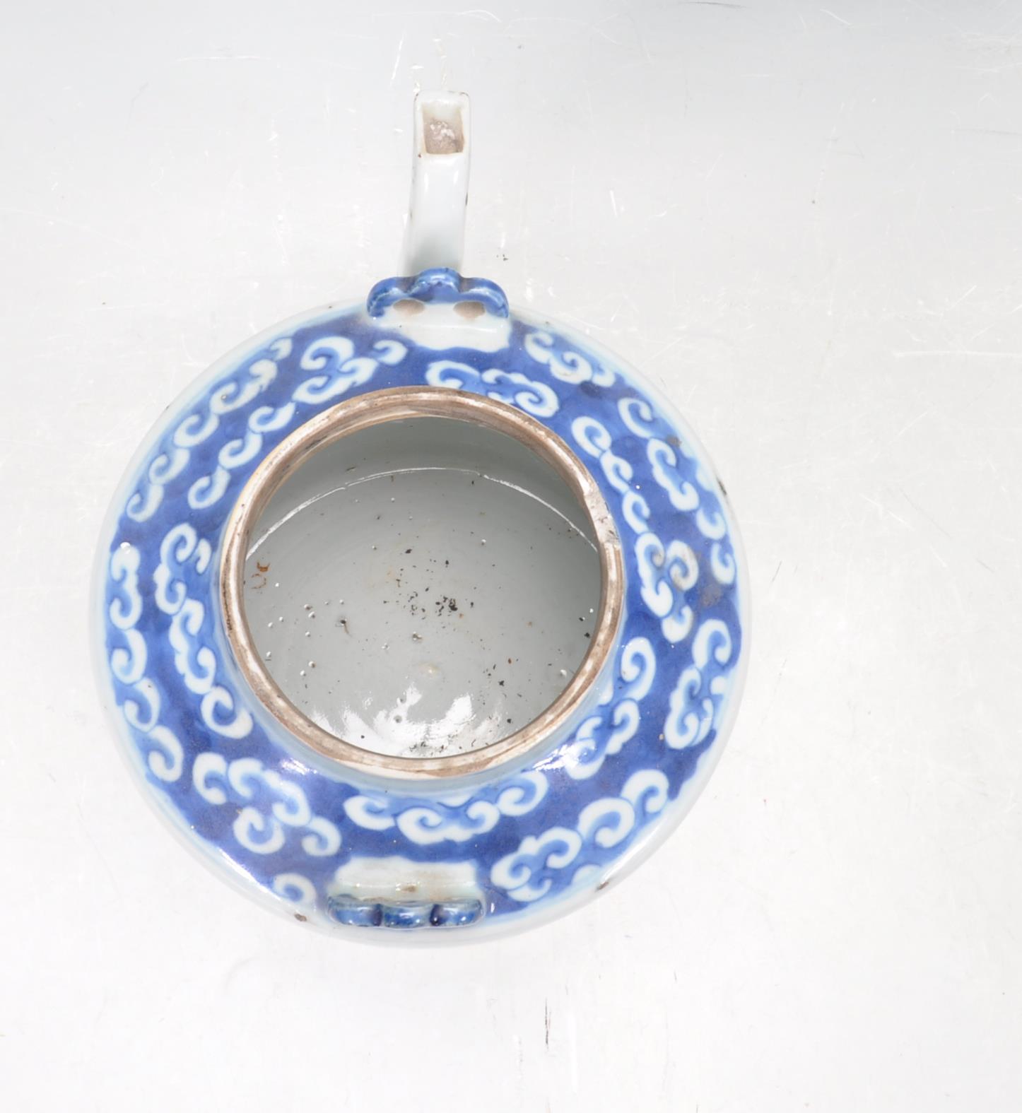 19TH CENTURY CHINESE ORIENTAL BLUE AND WHITE TEAPOT - Image 5 of 6