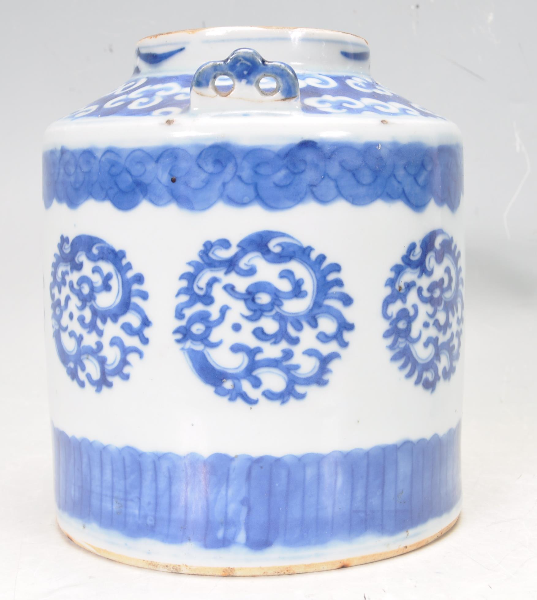 19TH CENTURY CHINESE ORIENTAL BLUE AND WHITE TEAPOT - Image 4 of 6