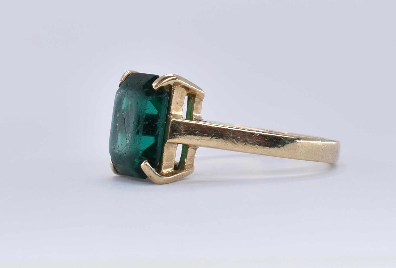 9CT GOLD GREEN STONE RING - Image 2 of 7