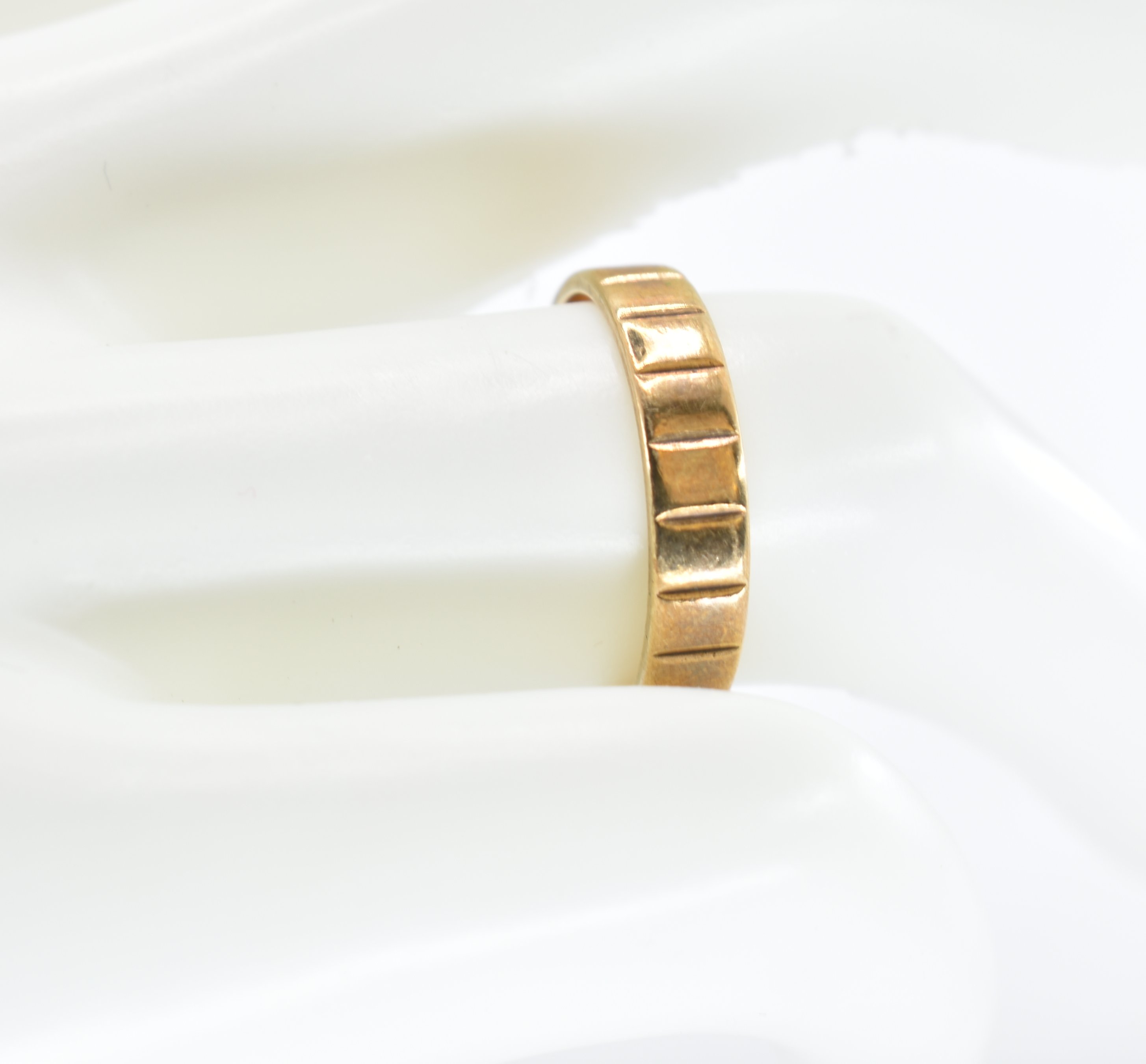 9CT GOLD HALLMARKED REEDED BAND RING. - Image 7 of 8