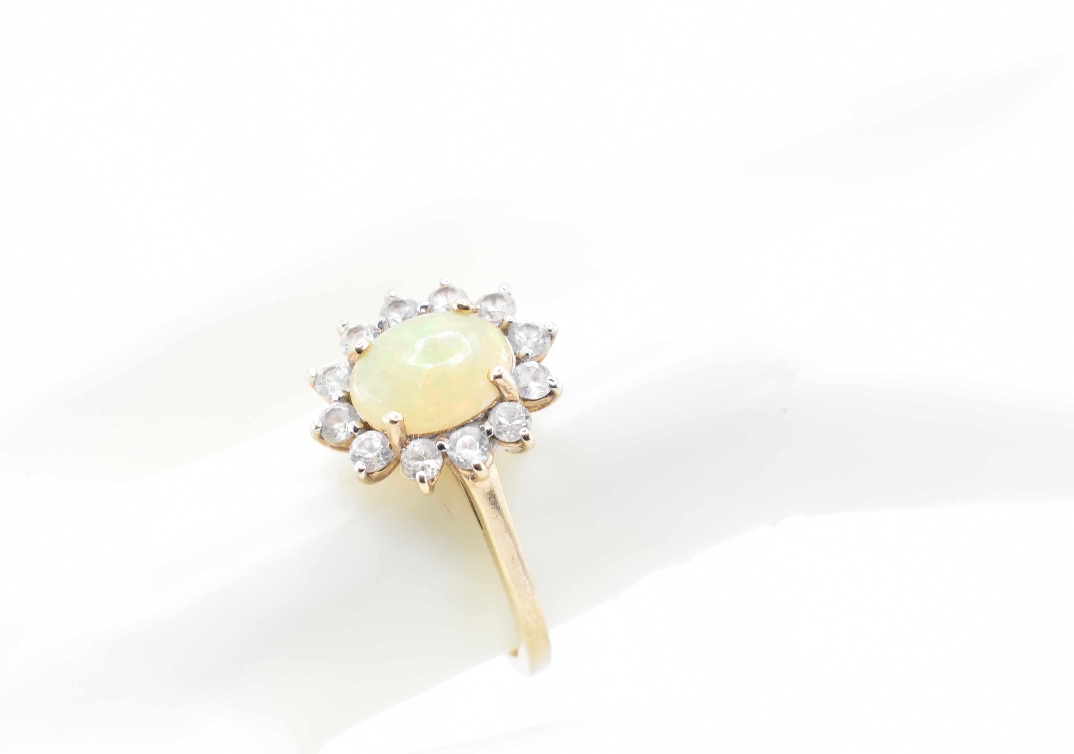 9CT GOLD AND OPAL CLUSTER RING - Image 6 of 7