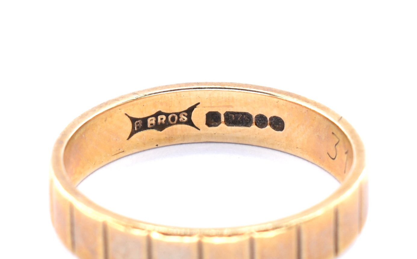9CT GOLD HALLMARKED REEDED BAND RING. - Image 5 of 8