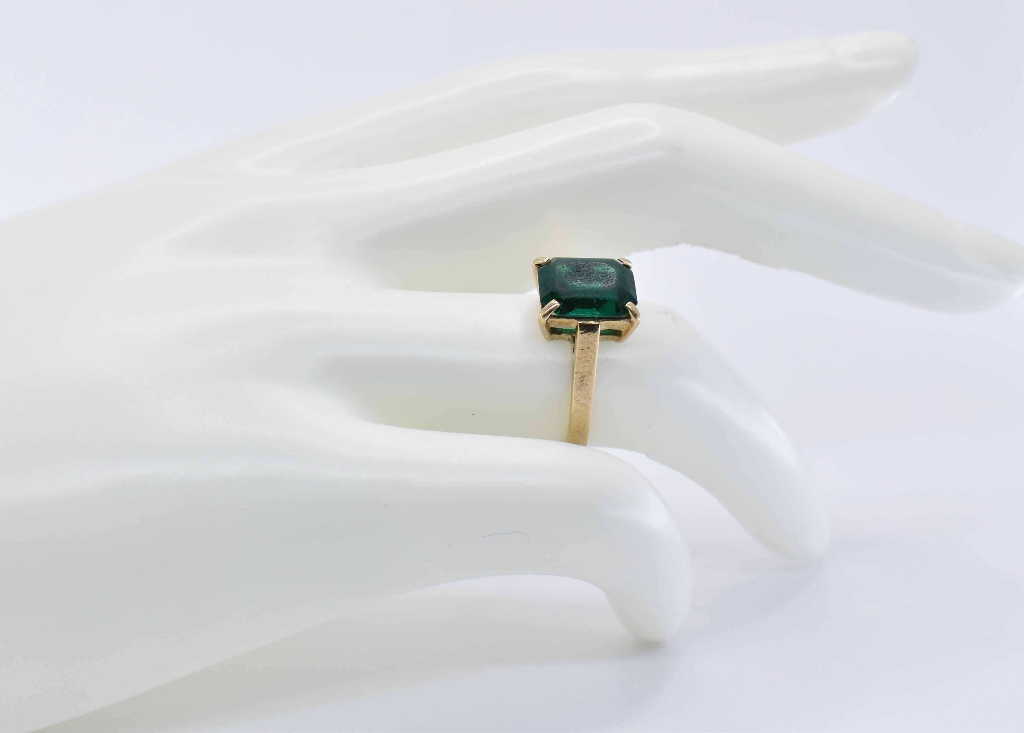 9CT GOLD GREEN STONE RING - Image 7 of 7