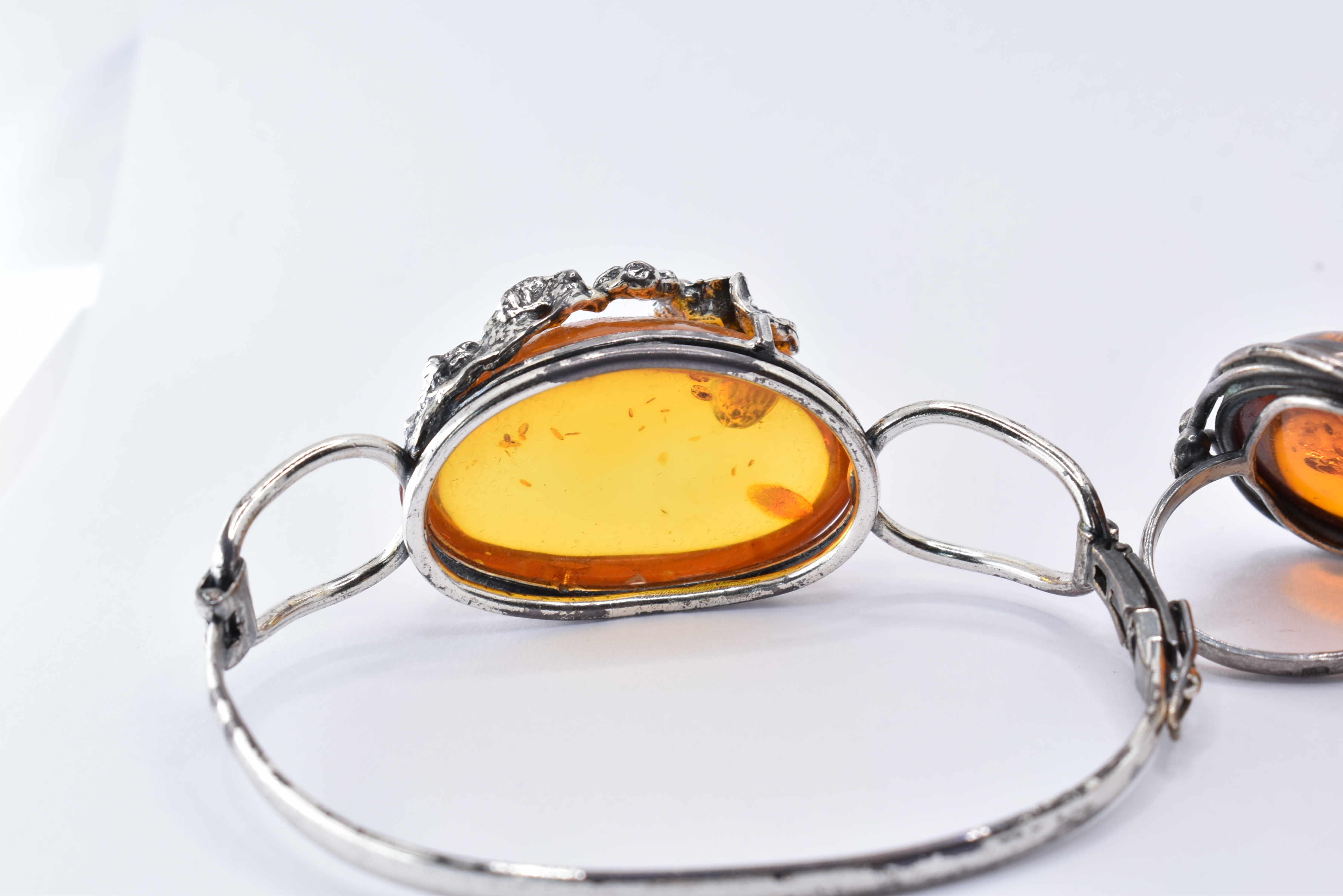 COLLECTION OF SILVER AND AMBER JEWELLERY - Image 6 of 9