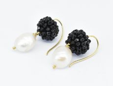 18CT GOLD ONYX & PEARL PENDANT EARRINGS