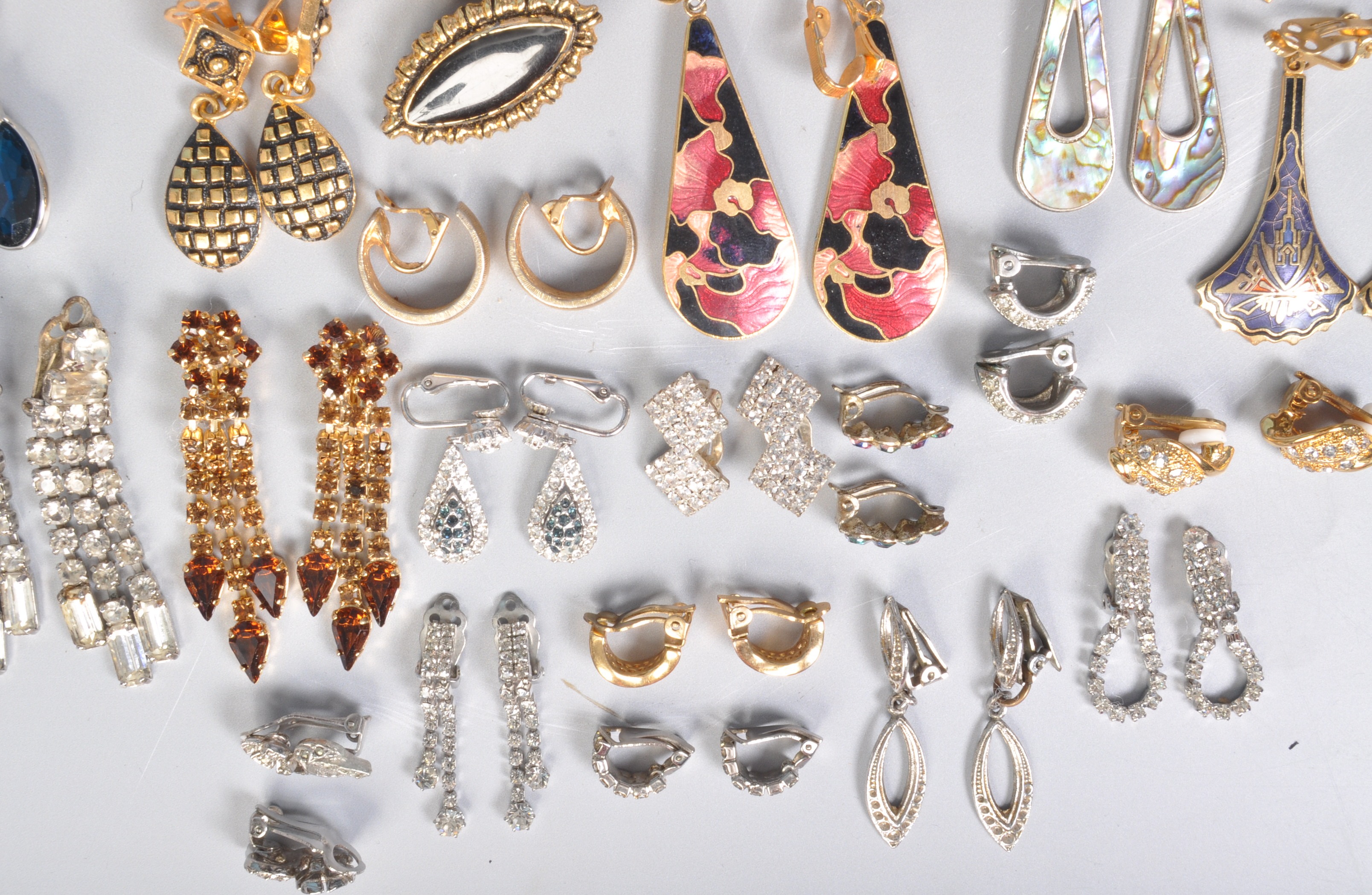 LARGE COLLECTION OF COSTUME JEWELLERY - Image 3 of 13