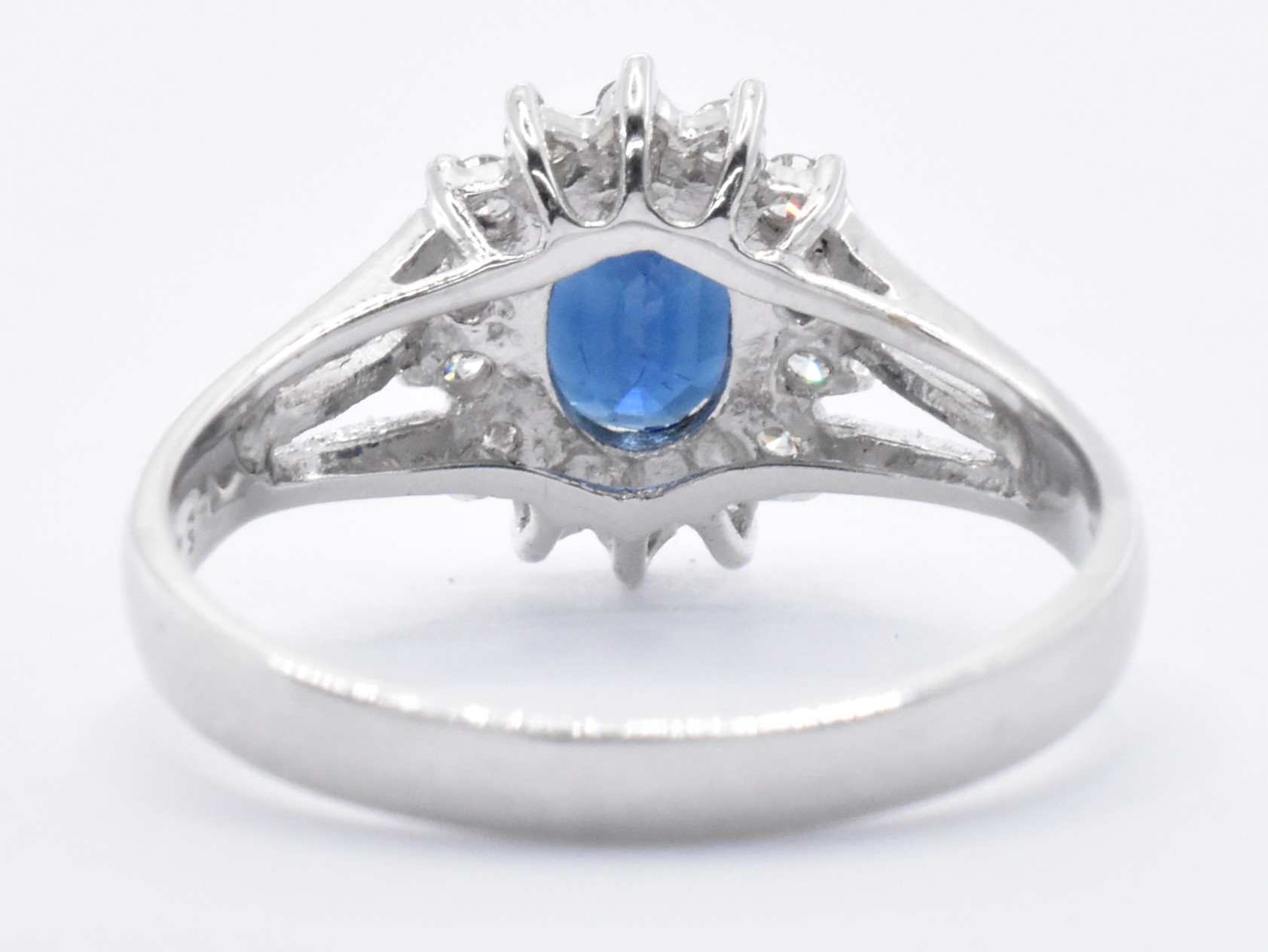 18T WHITE GOLD SAPPHIRE AND DIAMOND CLUSTER RING - Image 3 of 5