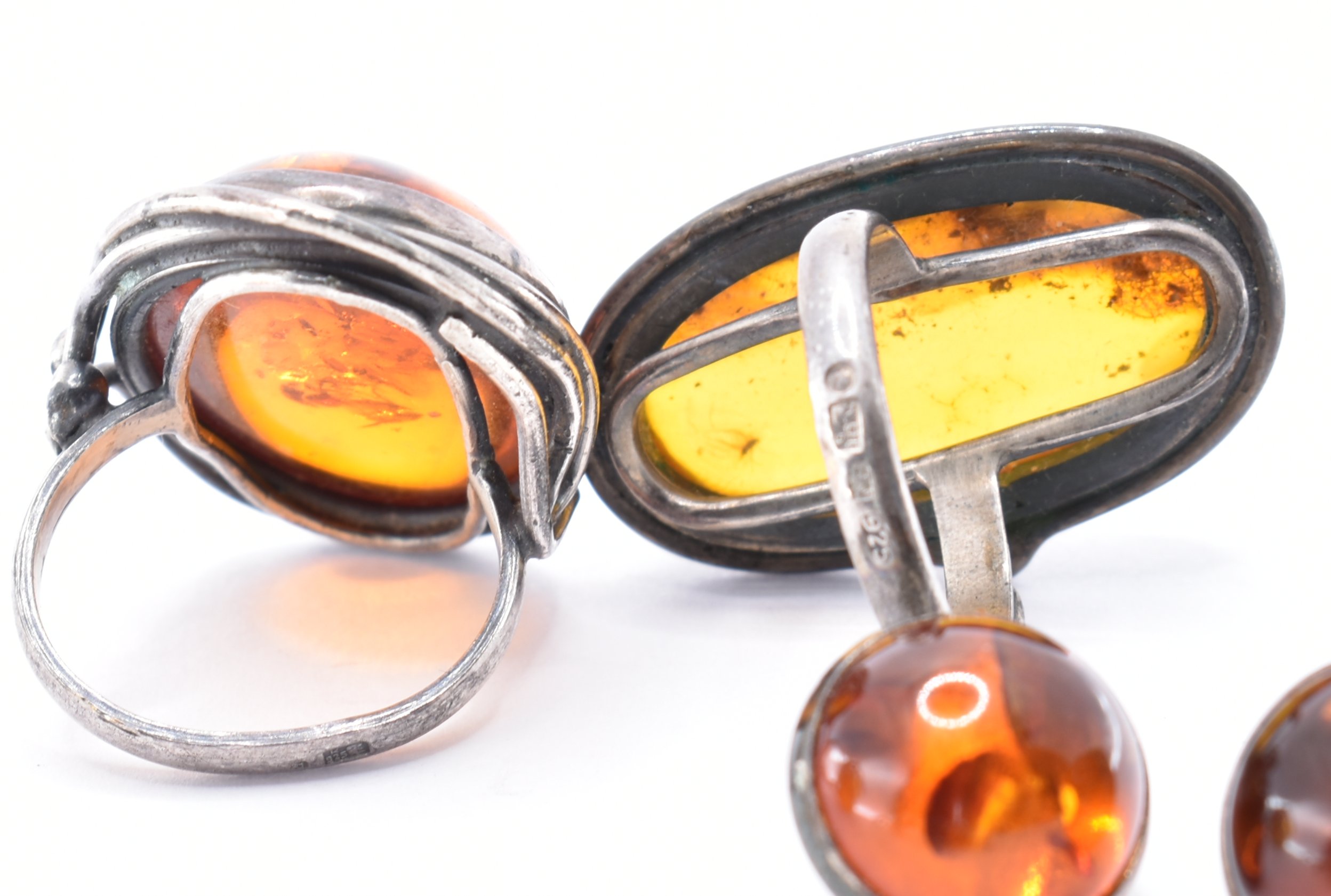 COLLECTION OF SILVER AND AMBER JEWELLERY - Image 5 of 9