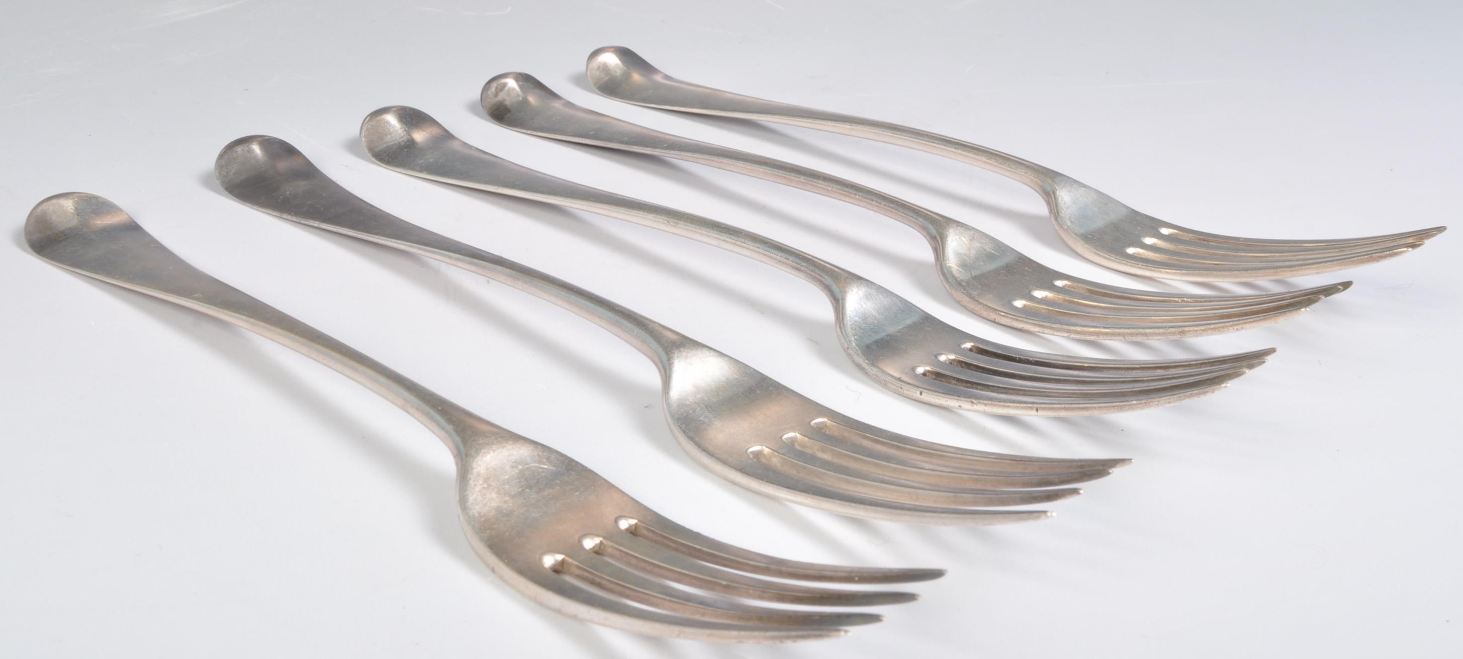 FIVE GEORGE IV SILVER FORKS - Image 4 of 4