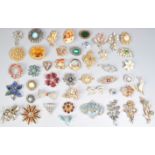 COLLECTION OF VINTAGE RETRO 20TH CENTURY PIN BROOCHES