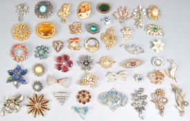 COLLECTION OF VINTAGE RETRO 20TH CENTURY PIN BROOCHES