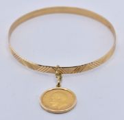 18CT GOLD BANGLE 1912 SOVEREIGN COIN