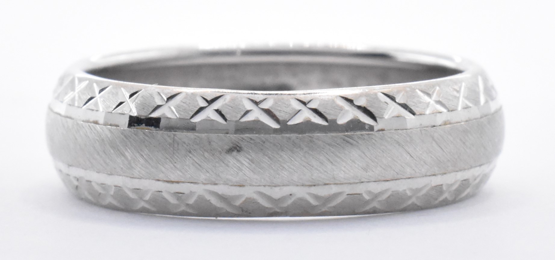 9CT WHITE GOLD BAND RING - Image 3 of 5