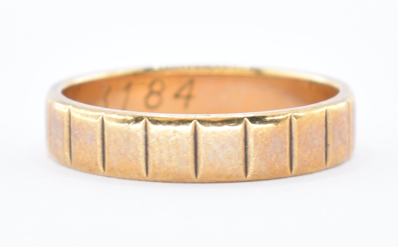 9CT GOLD HALLMARKED REEDED BAND RING. - Image 2 of 8