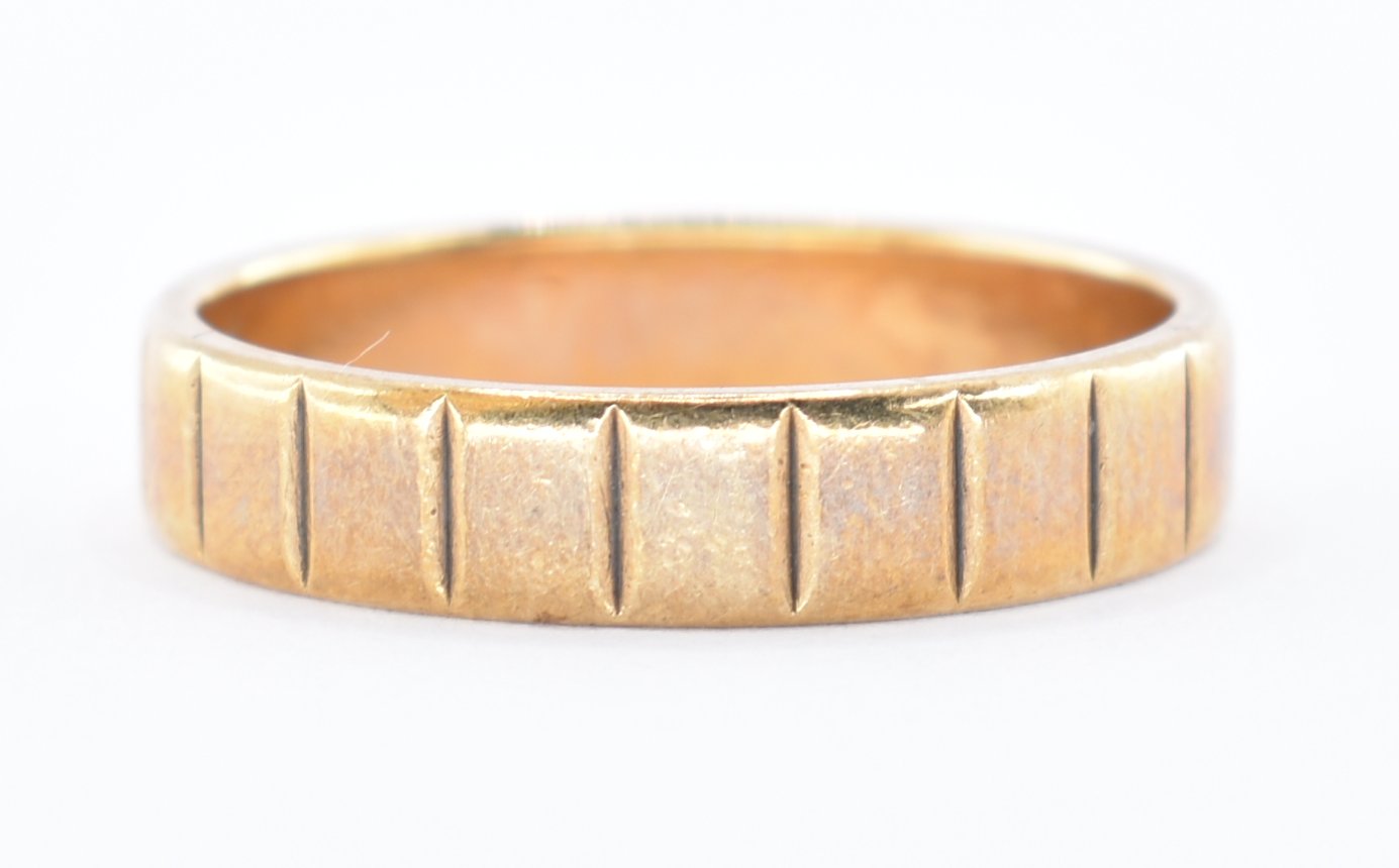 9CT GOLD HALLMARKED REEDED BAND RING.