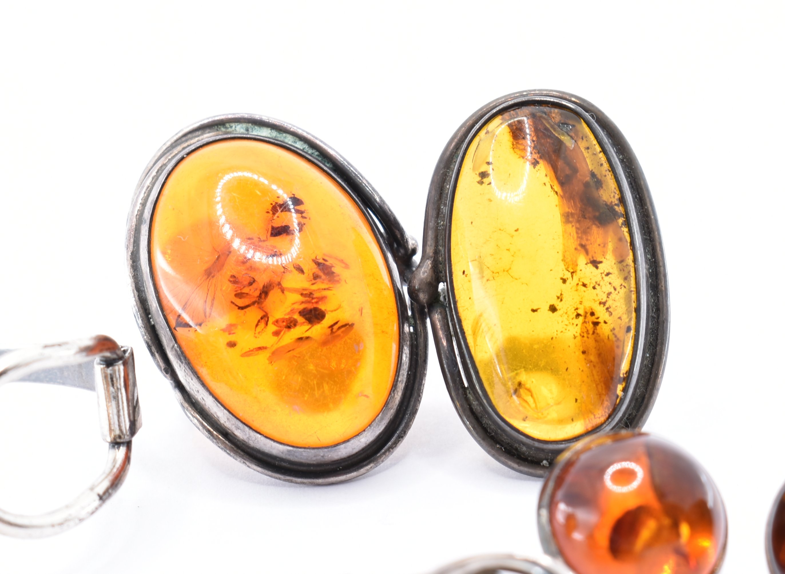 COLLECTION OF SILVER AND AMBER JEWELLERY - Image 3 of 9