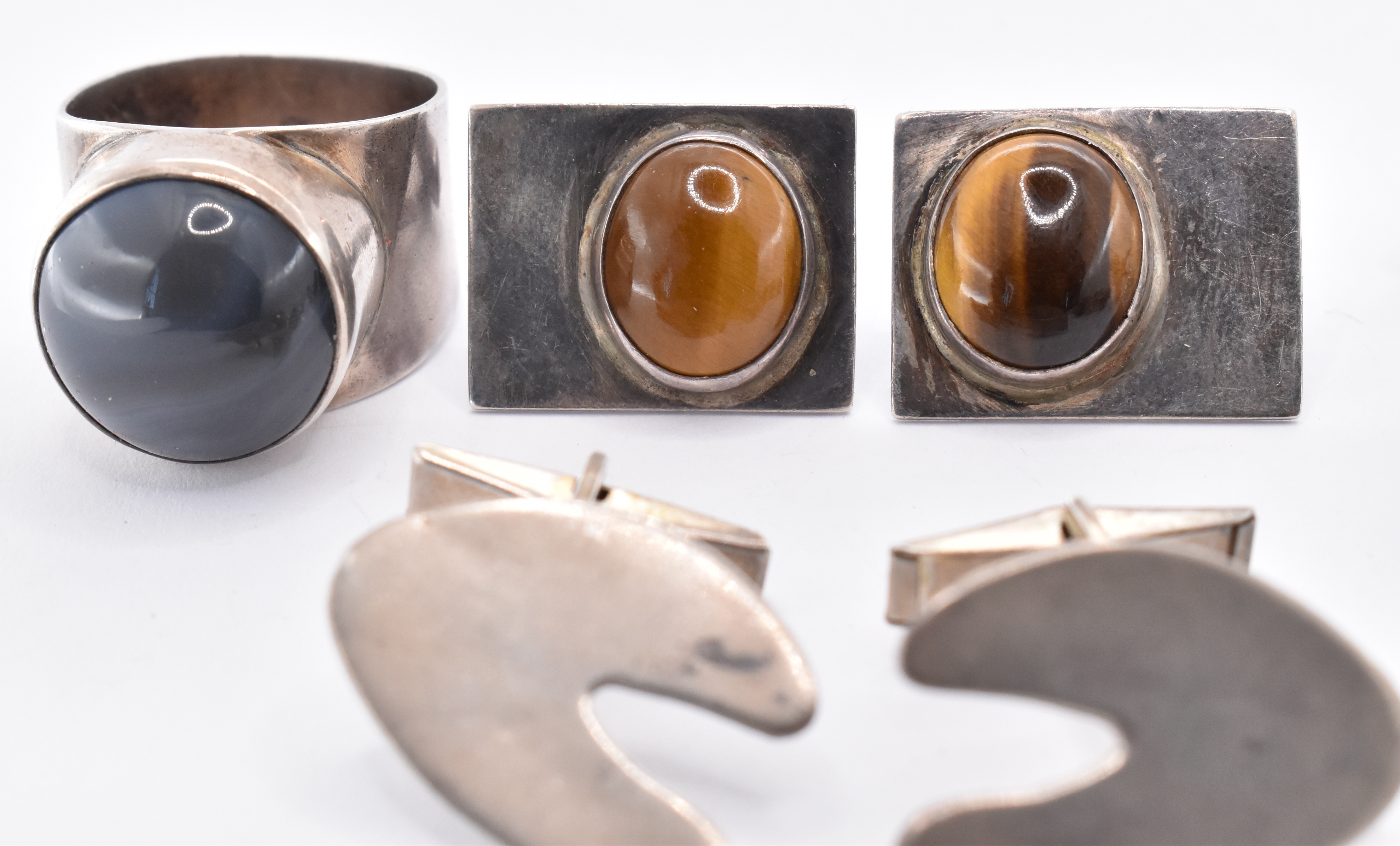 GROUP OF MIXED SILVER STUDIO ART JEWELLERY - Image 3 of 5