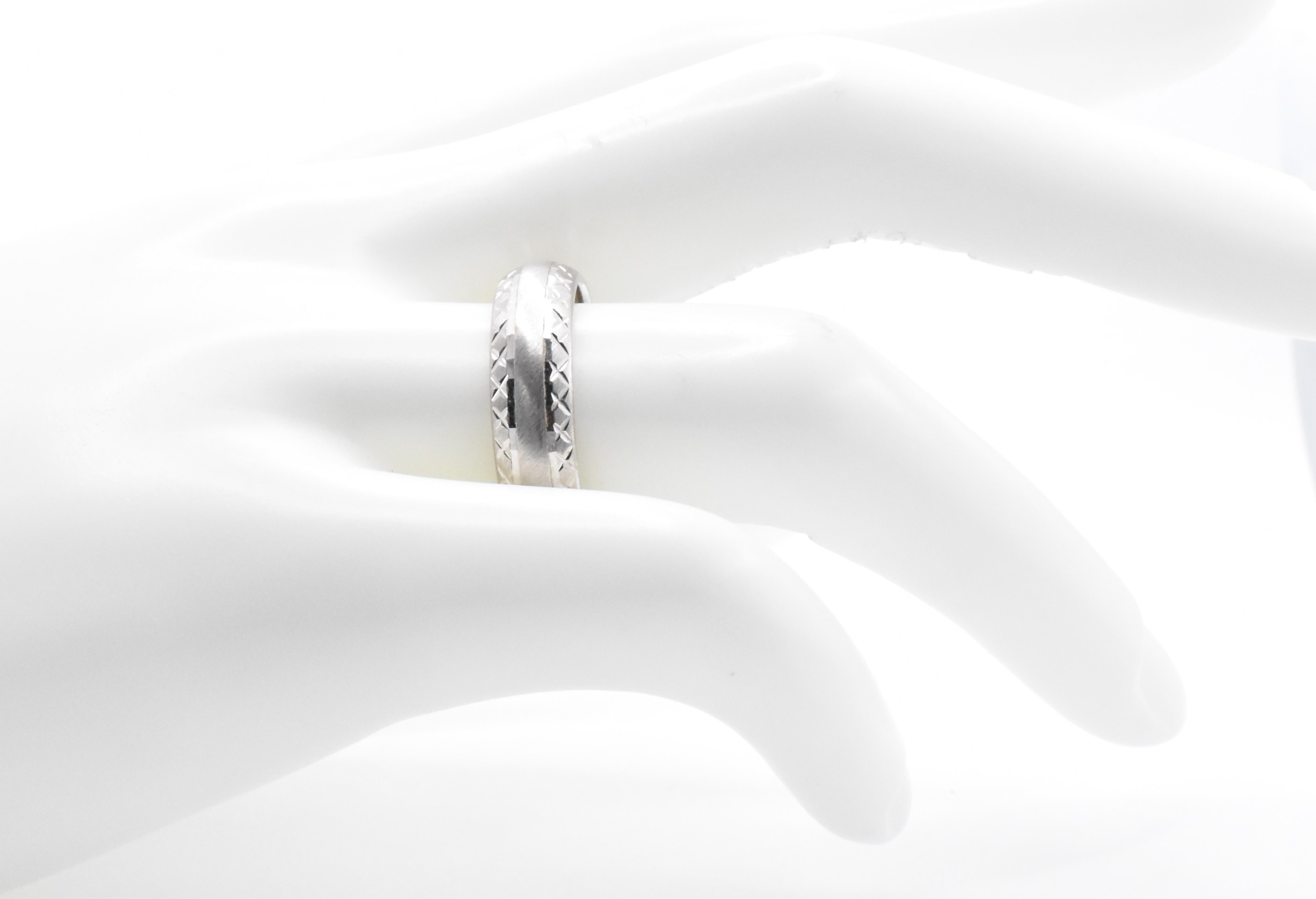 9CT WHITE GOLD BAND RING - Image 4 of 5