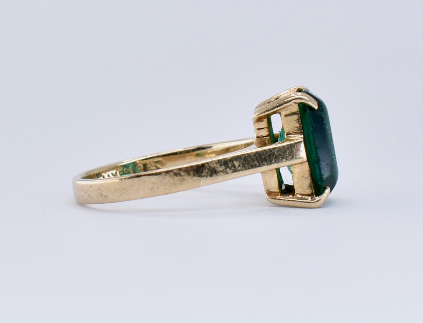 9CT GOLD GREEN STONE RING - Image 5 of 7
