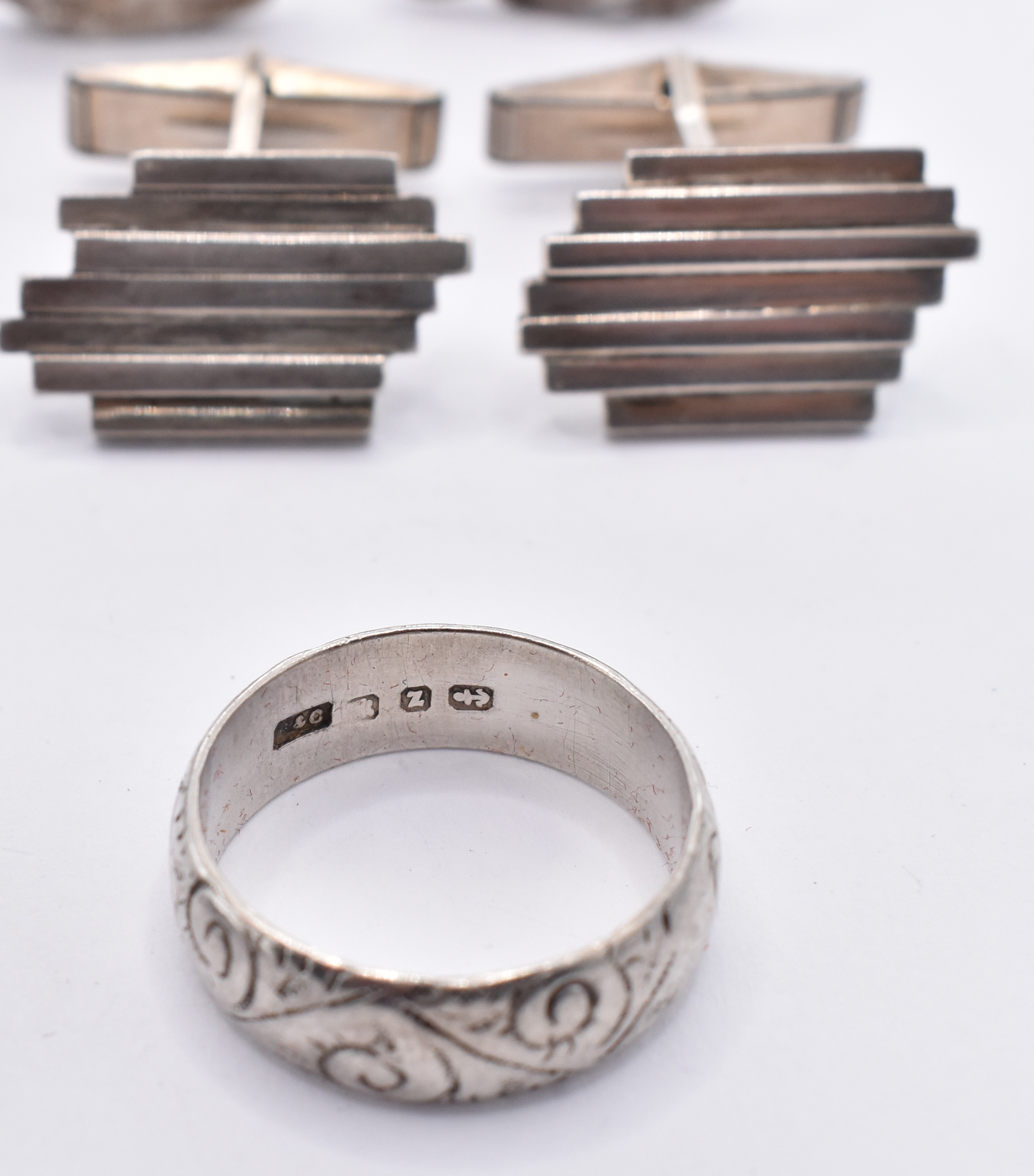 GROUP OF MIXED SILVER STUDIO ART JEWELLERY - Image 5 of 5
