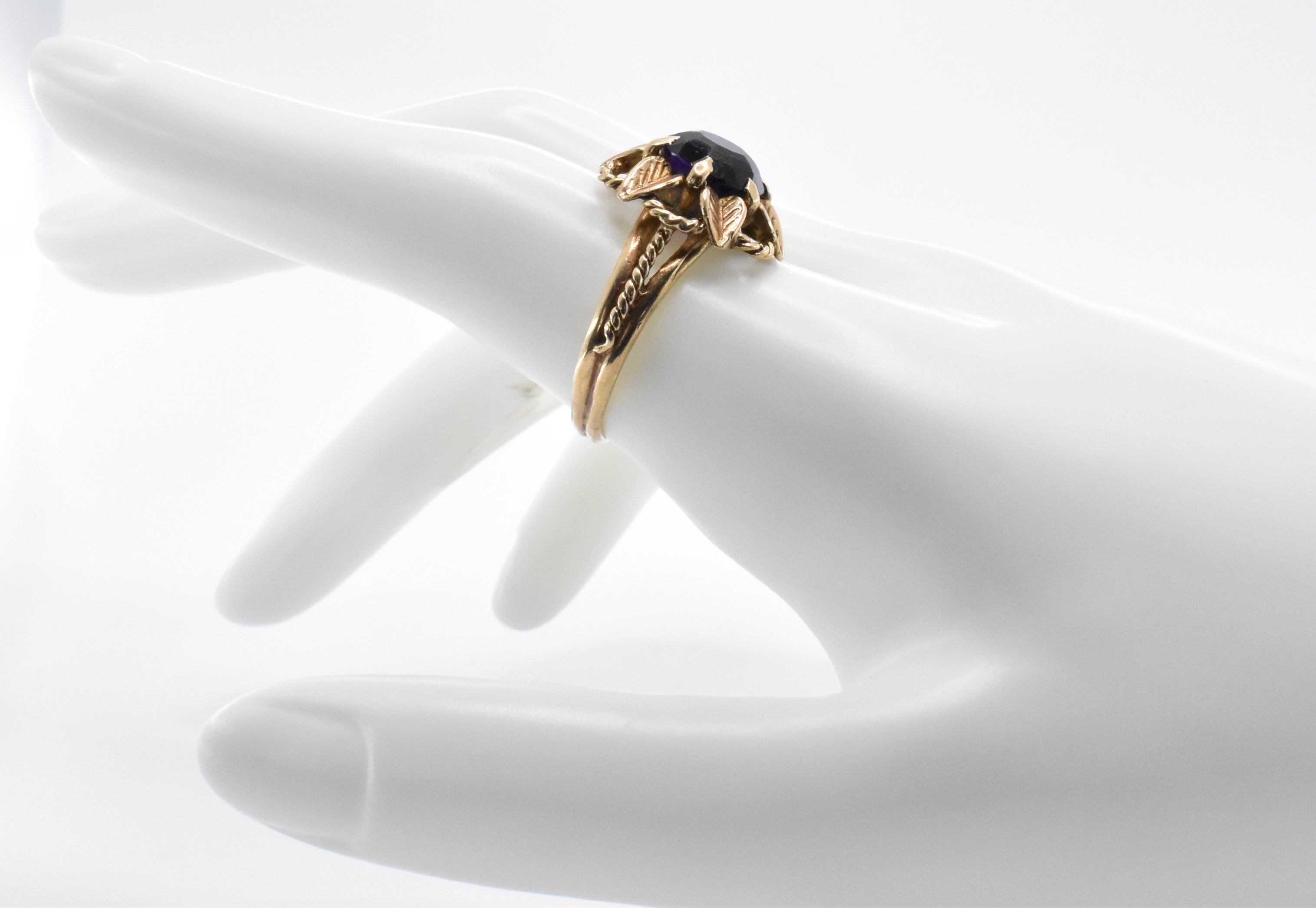 9CT GOLD & AMETHYST FLOWER RING - Image 5 of 6