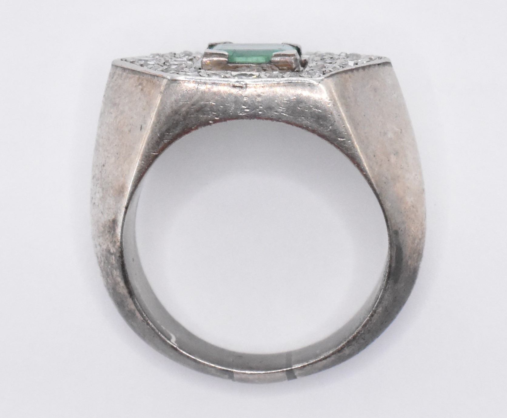 PLATINUM EMERALD AND DIAMOND DRESS RING - Image 6 of 6